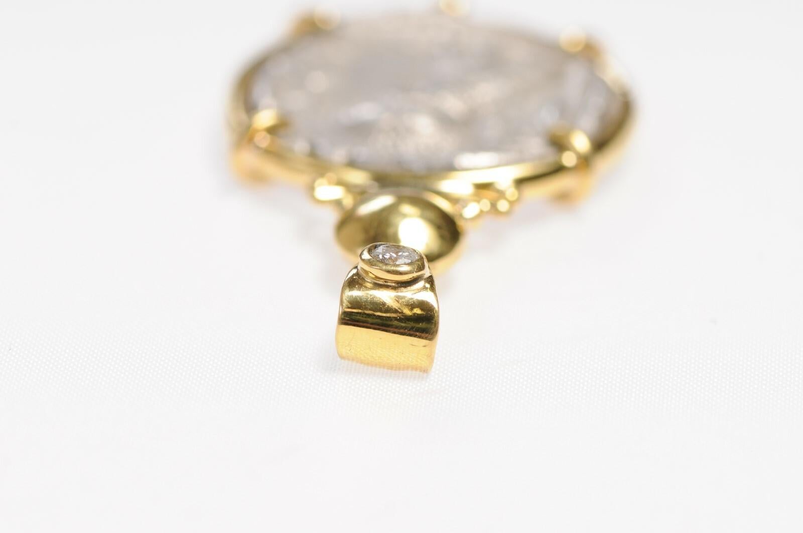 Pendentif hibou avec diamants sertis sur le chaton en or 22 carats en vente 1