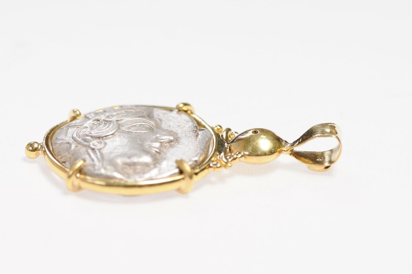 Pendentif hibou avec diamants sertis sur le chaton en or 22 carats en vente 3
