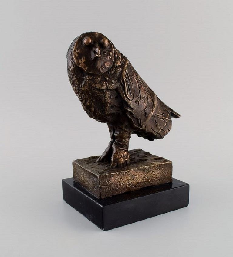 Owl sculpture in bronze after Pablo Picasso. Limited edition.
 High-quality abstract bronze sculpture on a marble base. 1980s.
Measures: 22.5 x 16 cm.
In excellent condition.
Signed.