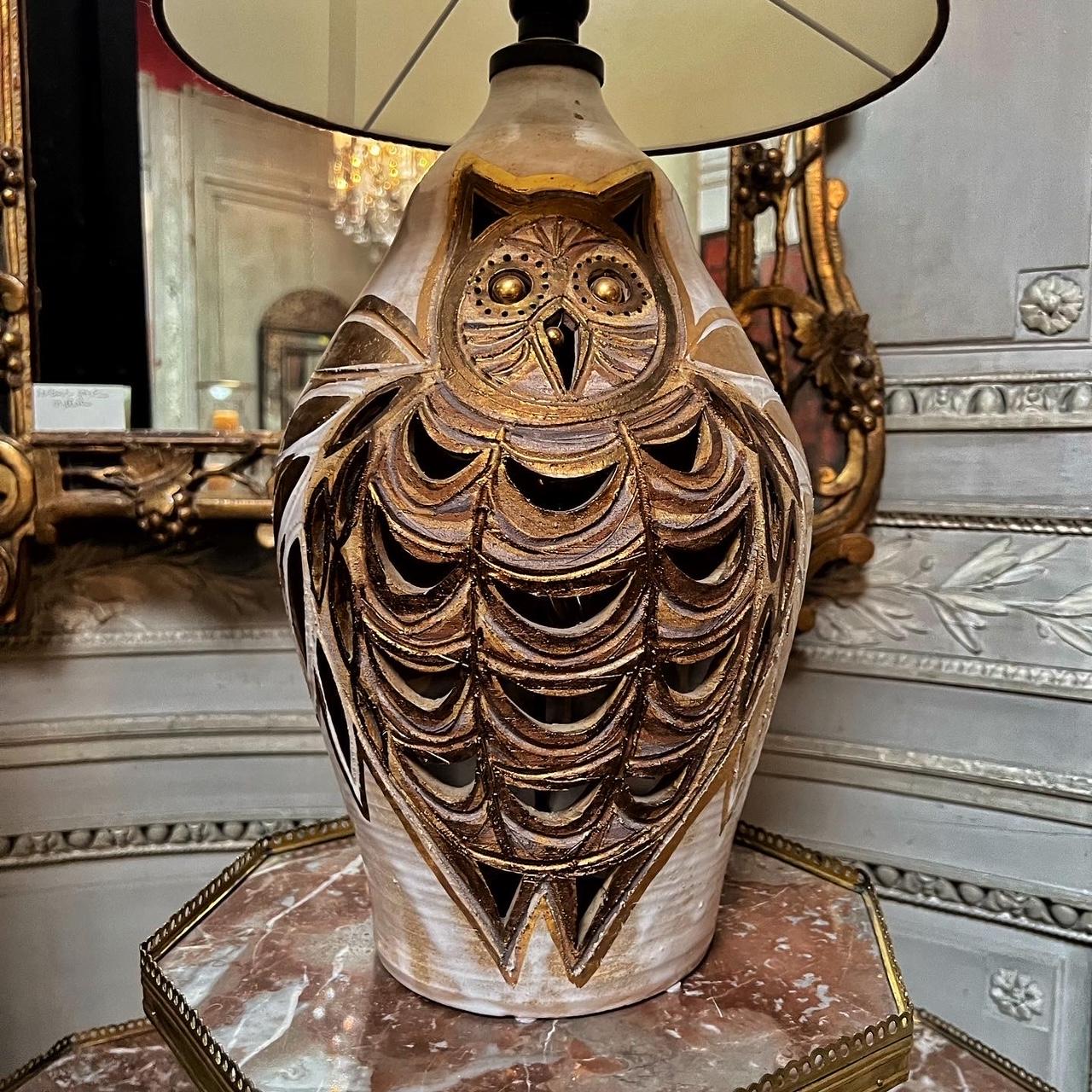 A glazed and gilded ceramic lamp depicting an owl made in the 1970's in France.
 
