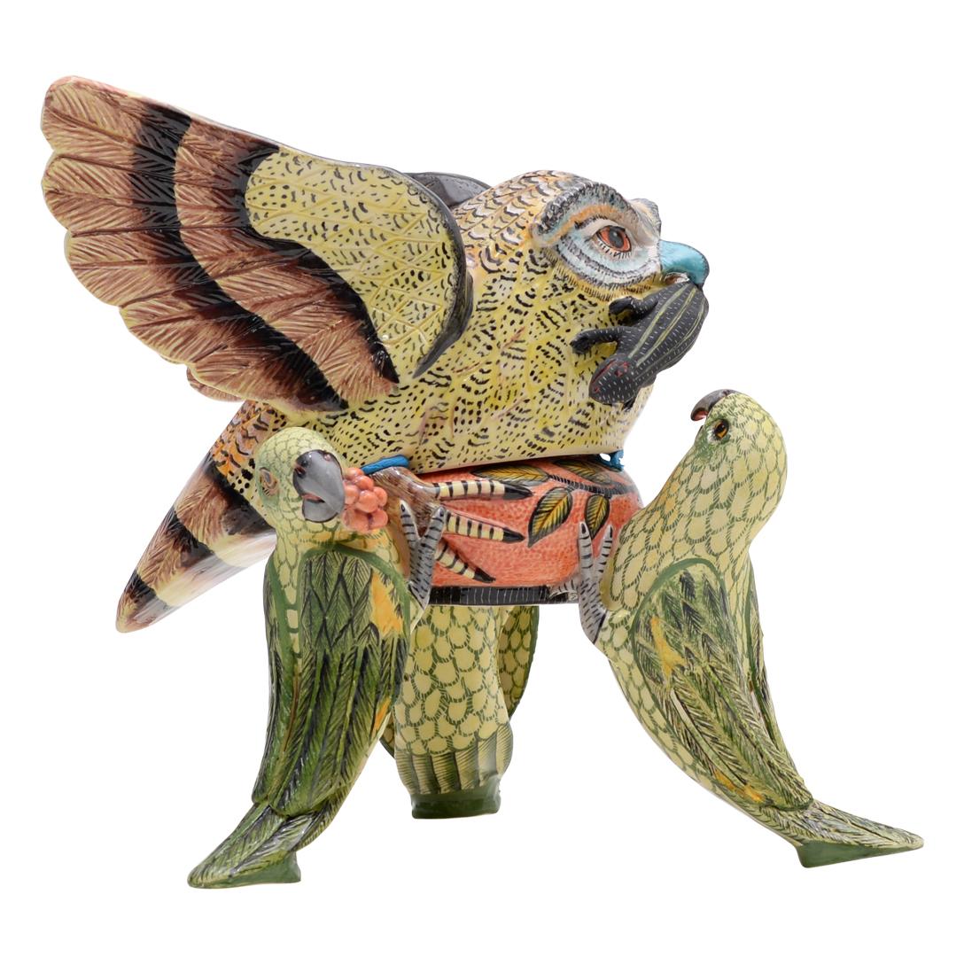La soupière Owl d'Ardmore Ceramics est une œuvre d'art étonnante, sculptée et peinte à la main avec un souci du détail impressionnant. Cette pièce exquise prend la forme d'un hibou aux ailes déployées, tenant sa proie alors qu'il se pose sur son nid