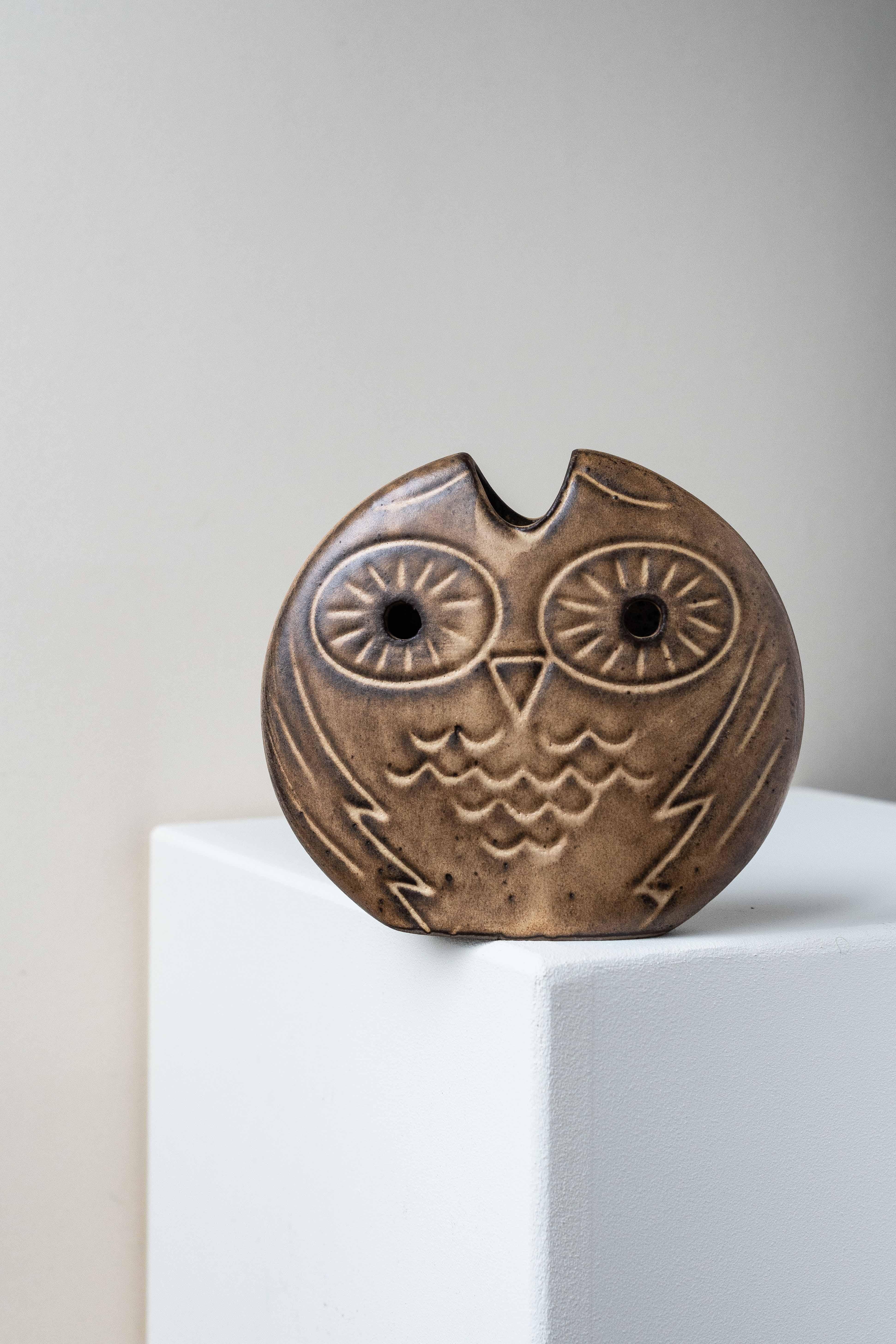 Owl Vase in Ceramic / Sandstone designed in the 1970s.

Enameled in a brown and beige color. 

Nice pyrite enamel giving it a random dotty effect, typical of the period.

Minimal Zoomorphic design.

Signed on the base 