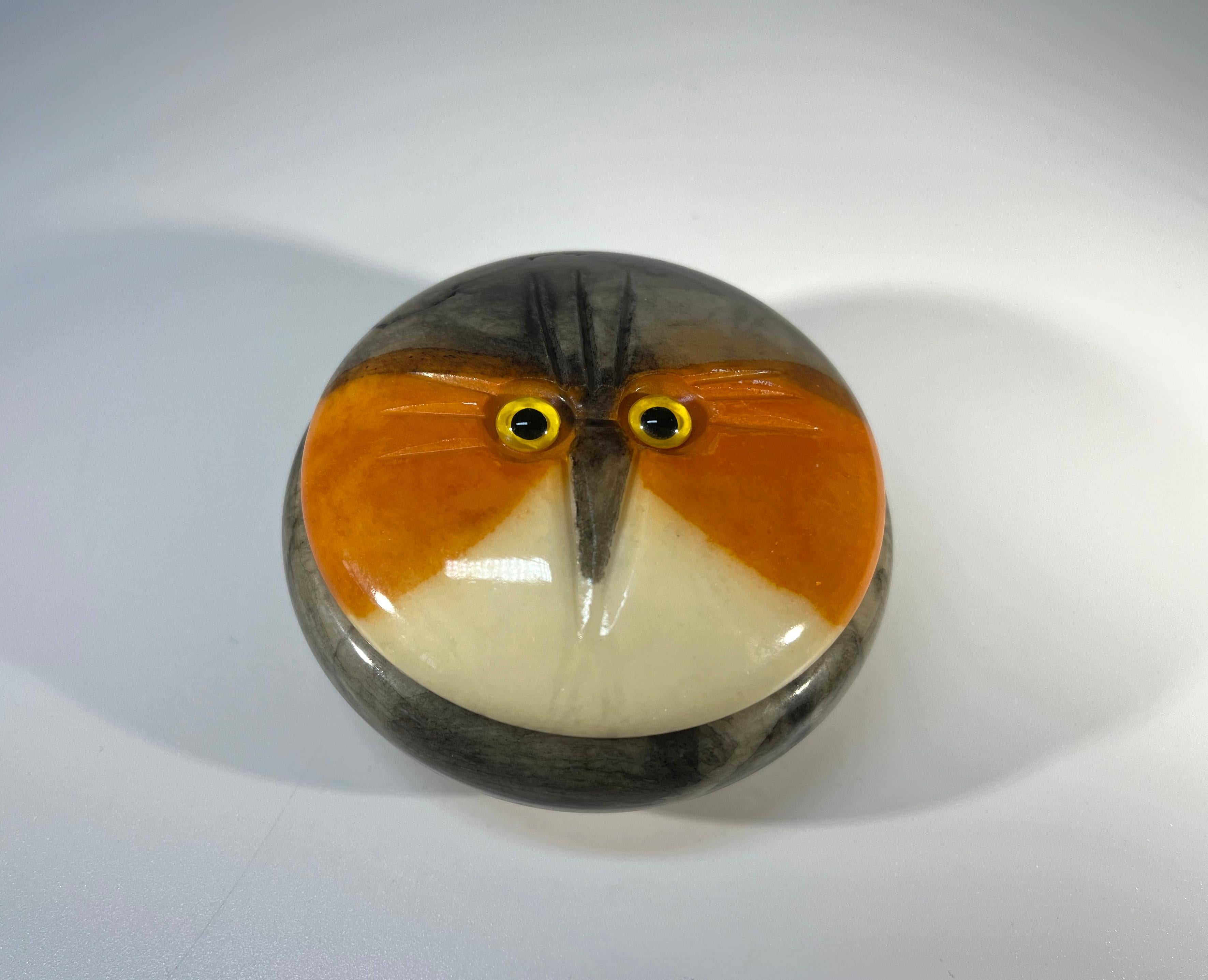 Owl With Fixed Gaze, Hand Carved Alabaster Lidded Trinket Pot, Italy 1970s In Excellent Condition For Sale In Rothley, Leicestershire