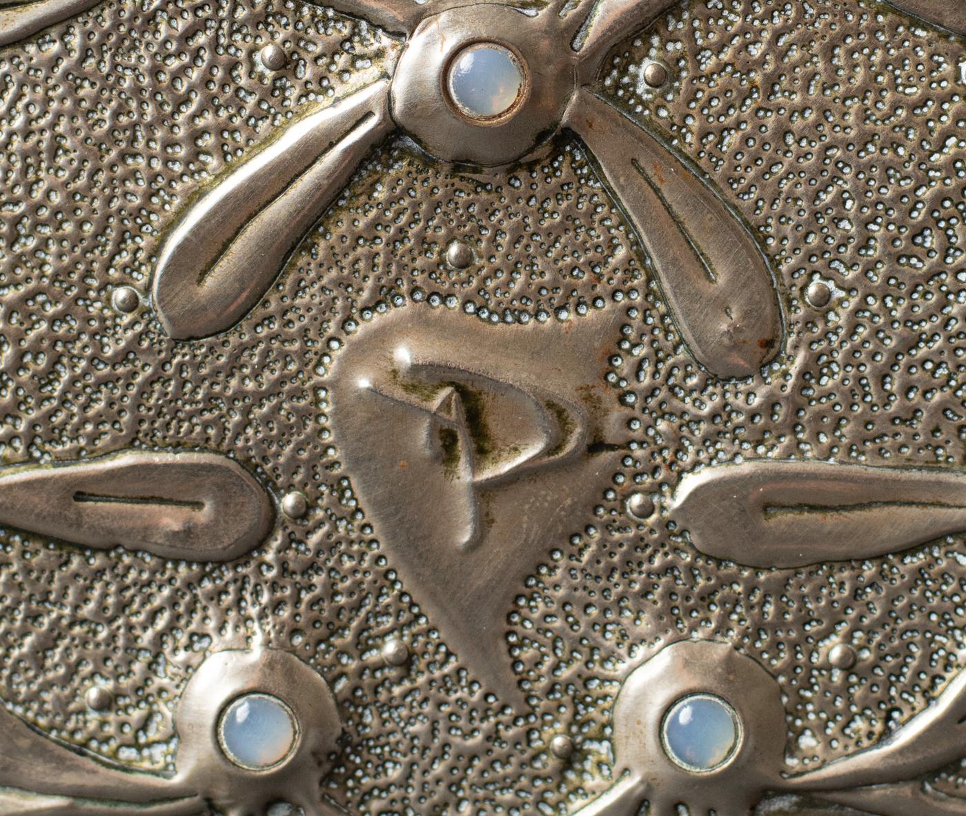 Boîte Art Nouveau en repoussé de hibou avec pierres de lune par Alfred Daguet en vente 2