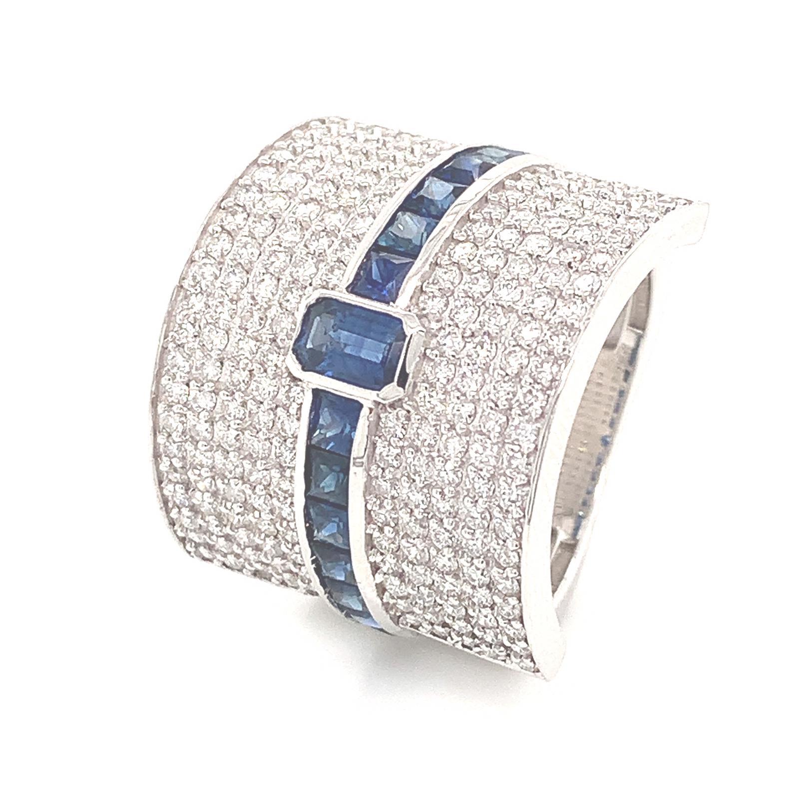 OWN Your Story Anillo de oro blanco de 14 quilates con pavé de diamantes brillantes y zafiro baguette en Nuevo estado para la venta en New Orleans, LA