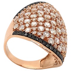 Possédez votre histoire - Bague bouclier rond en or 18 carats avec diamants blancs et noirs soulignés