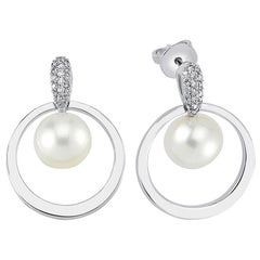 OWN Your Story Runde Ohrringe aus 18 Karat Weißgold mit weißen Diamanten und Perlen