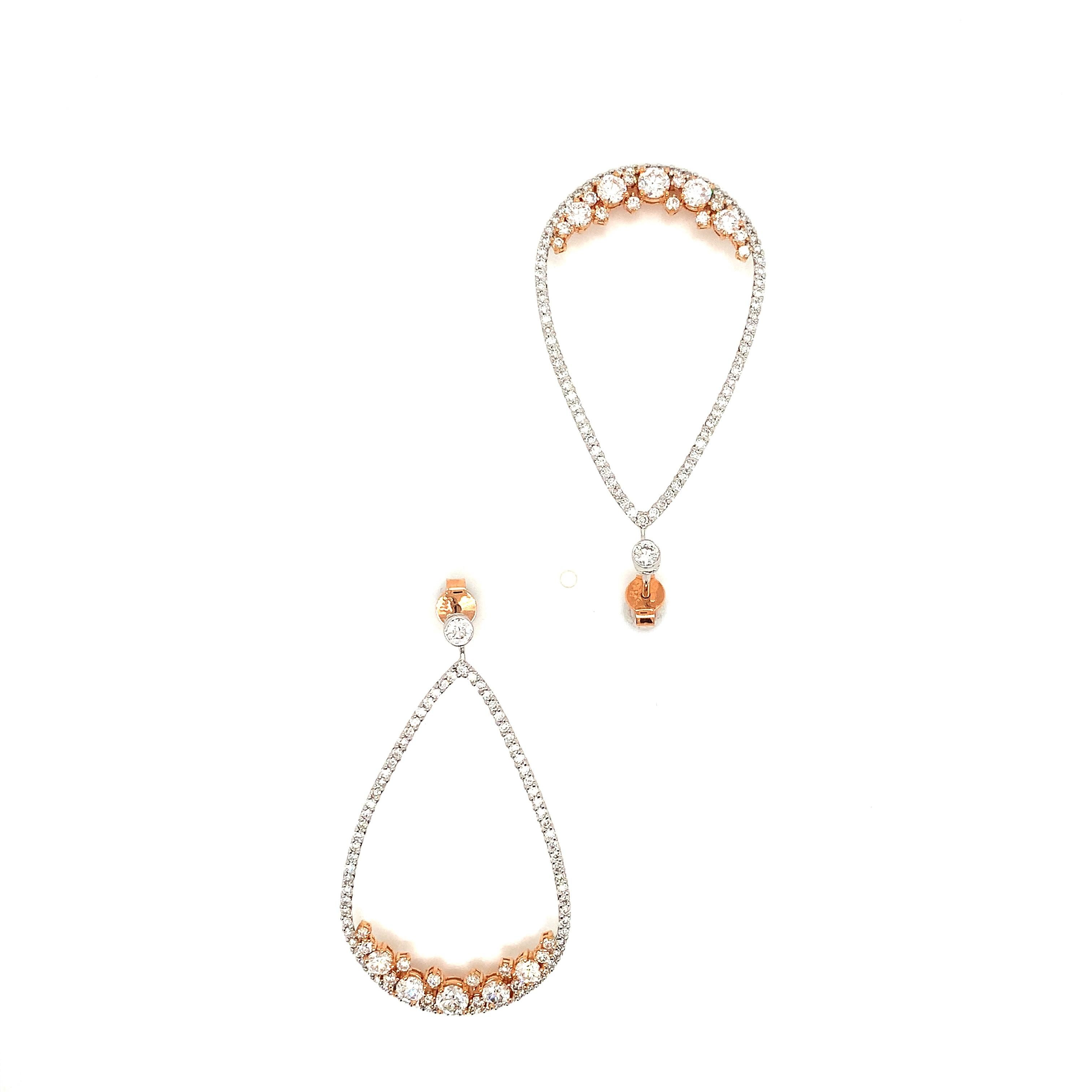 Taille ronde Boucles d'oreilles pendantes en or blanc et rose 18 carats avec diamants brillants « OWN Your Story » en vente
