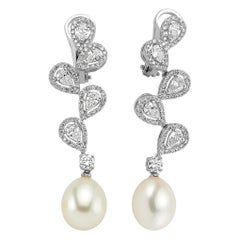 Boucles d'oreilles pendantes en or blanc 18 carats à 4 pétales de perles d'eau douce en forme de fleur, collection OWN Your Story