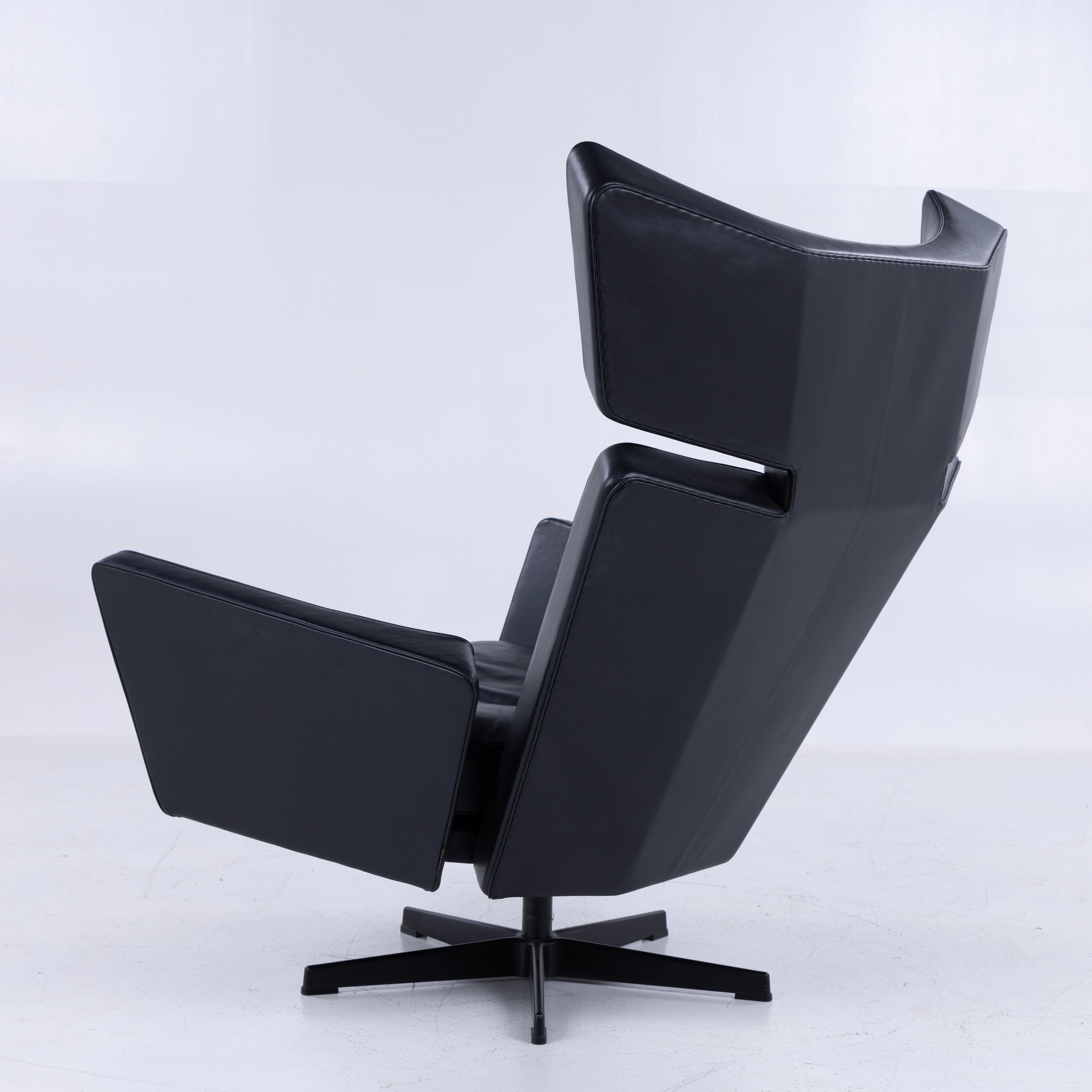 Mid-Century Modern The Ox Chair in black leather by Arne Jacobsen For Sale