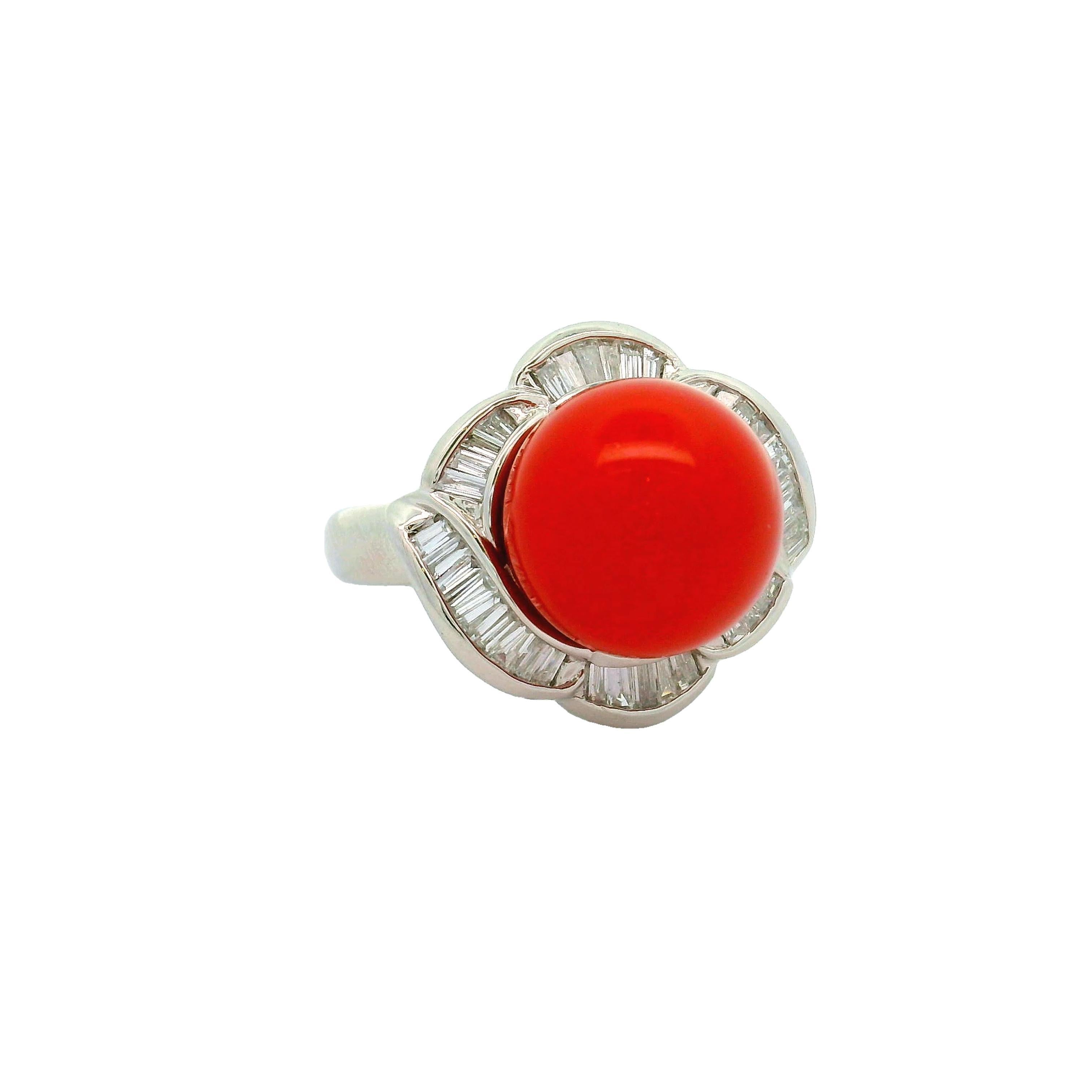 Un affascinante anello di corallo, con un impressionante corallo di 11 mm, modellato in una sfera liscia e che funge da centro di questo elegante pezzo. La vibrante tonalità rossa del corallo è così pura e forte che in commercio è conosciuta come
