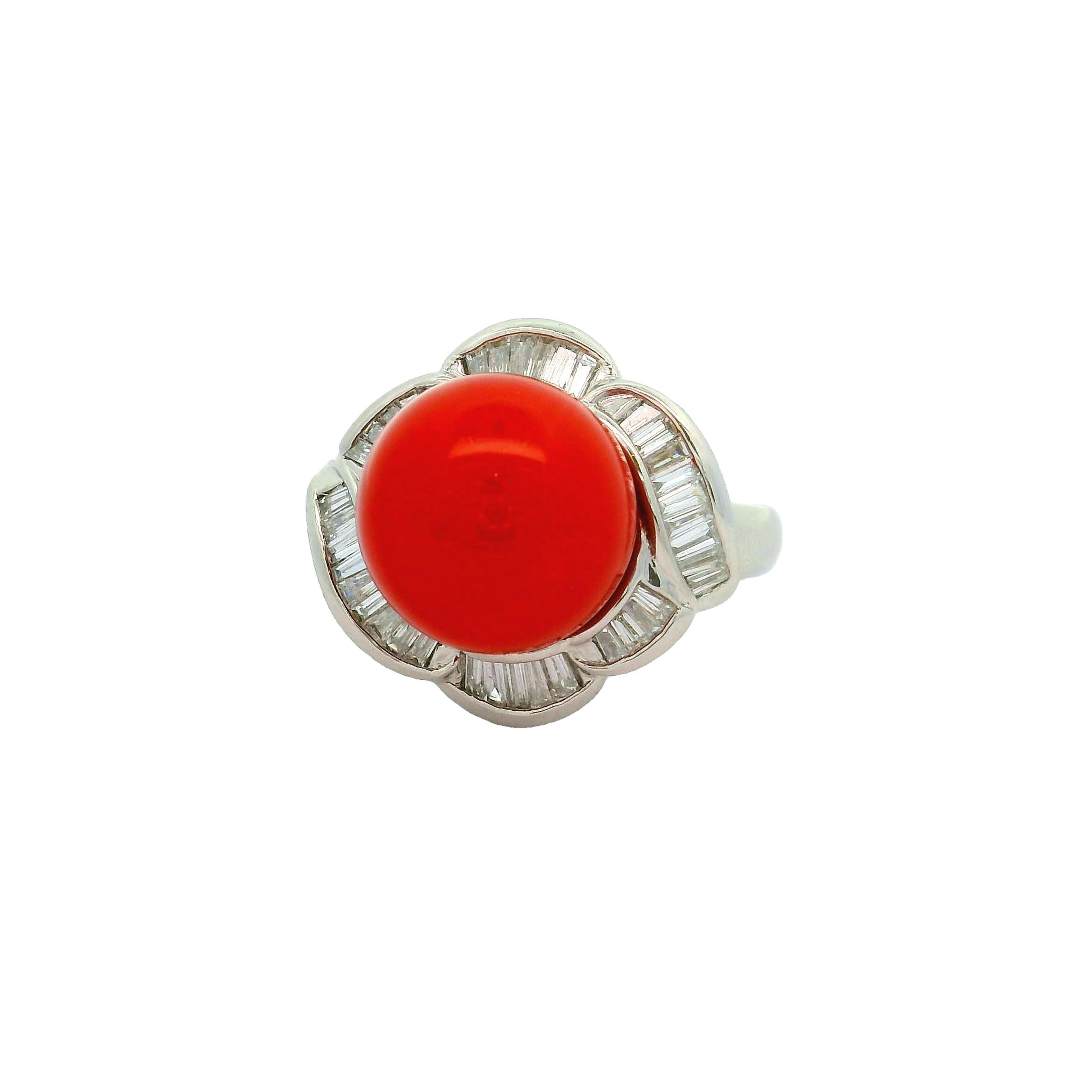 Contemporaneo Anello a spirale in platino con diamante e corallo al sangue di bue in vendita