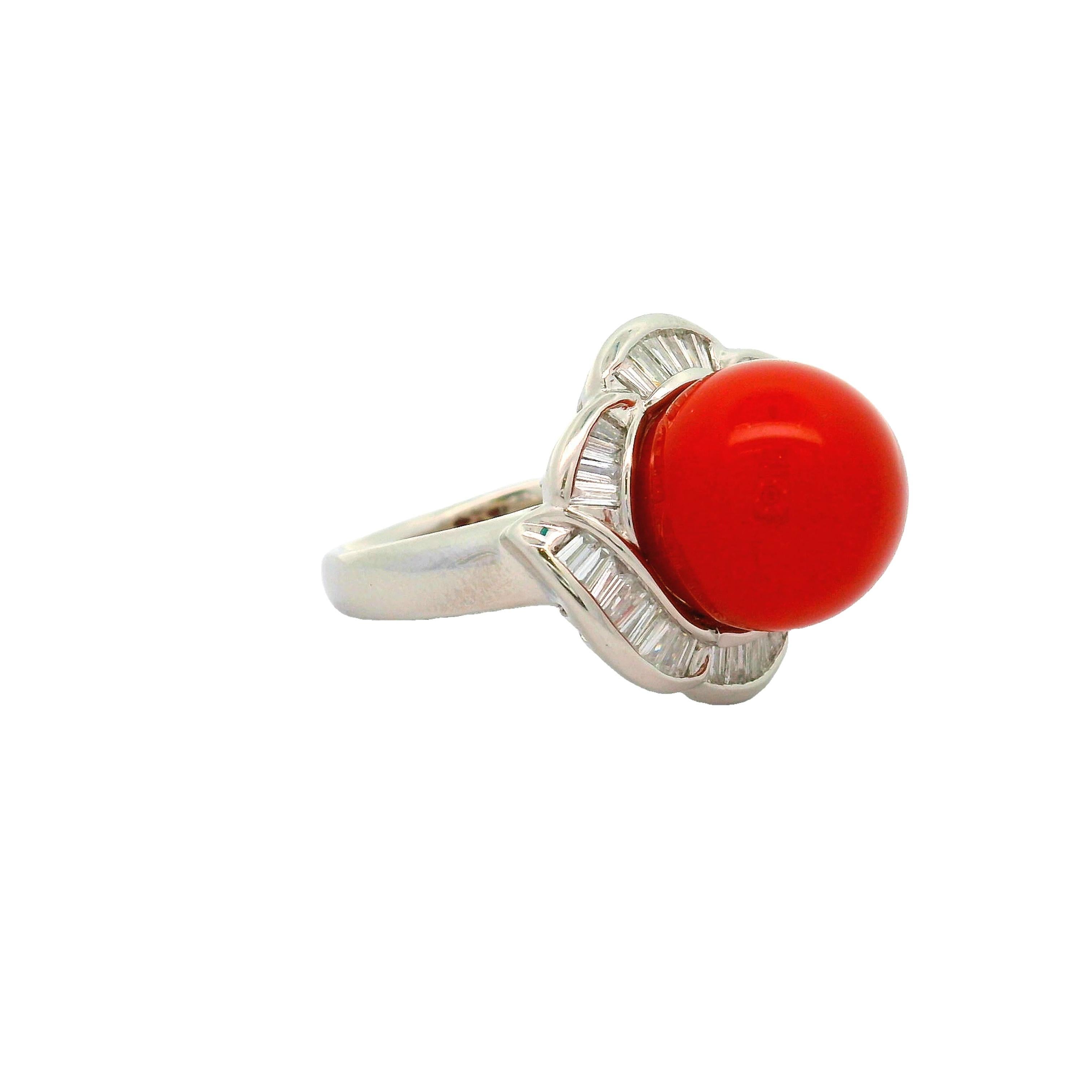 Taglio a sfera Anello a spirale in platino con diamante e corallo al sangue di bue in vendita
