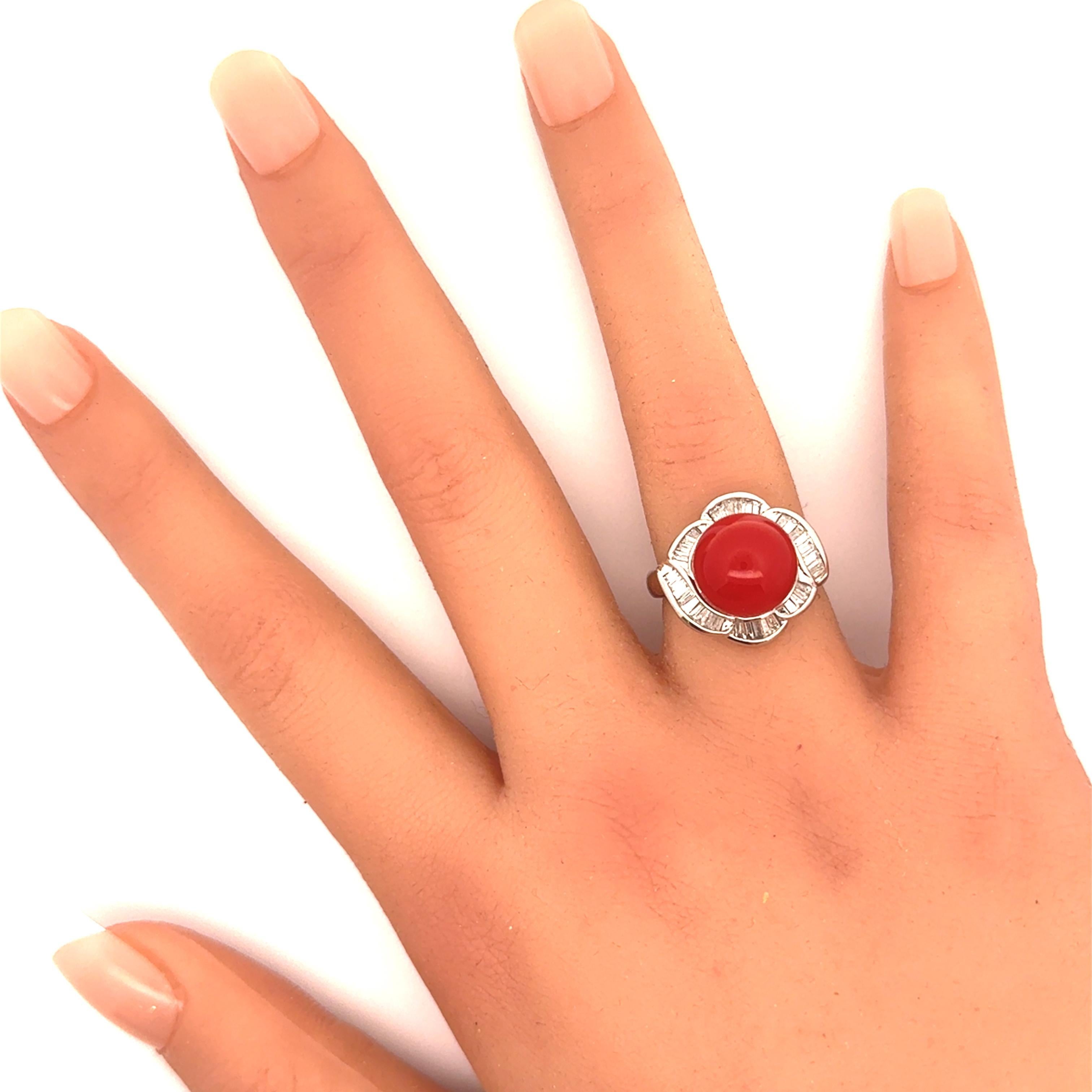 Donna Anello a spirale in platino con diamante e corallo al sangue di bue in vendita