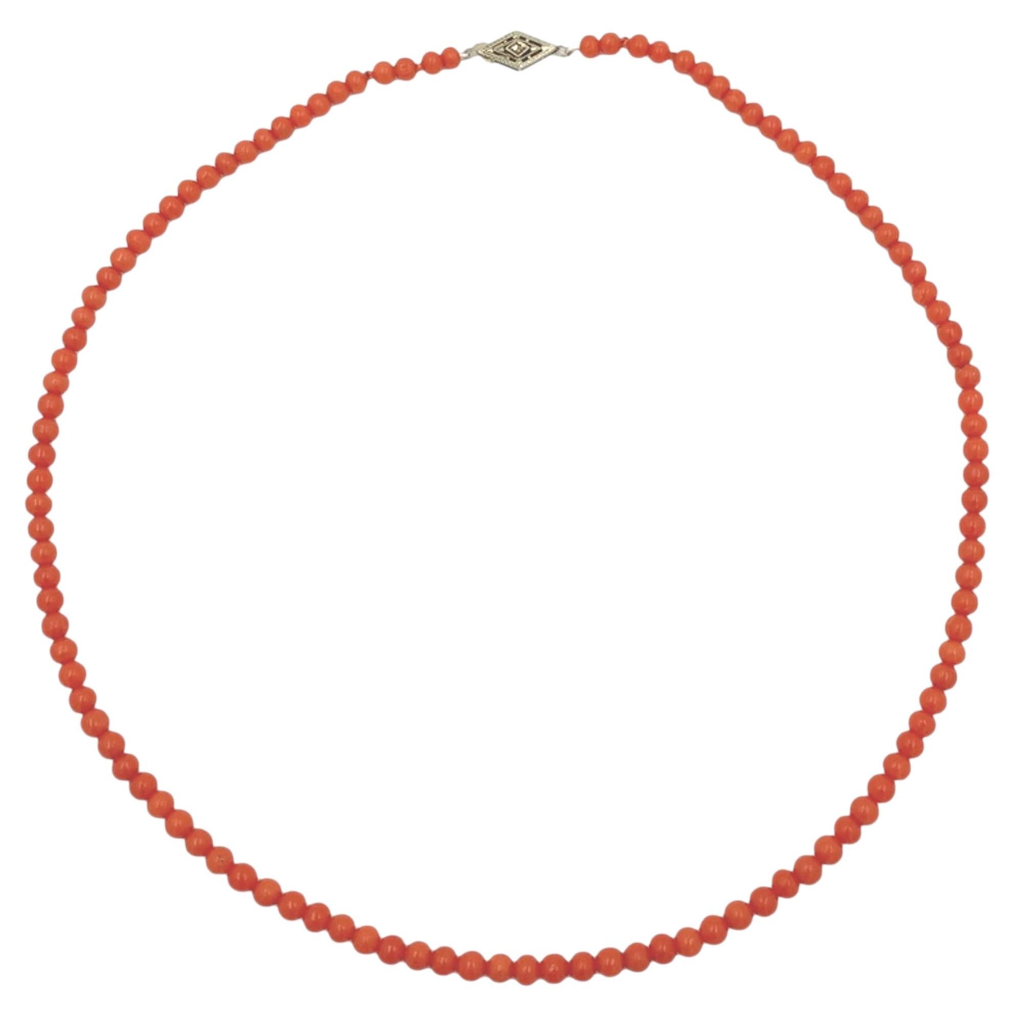 Collier de perles de corail rouge sang de bœuf 4.8mm avec fermoir 14K 19". en vente