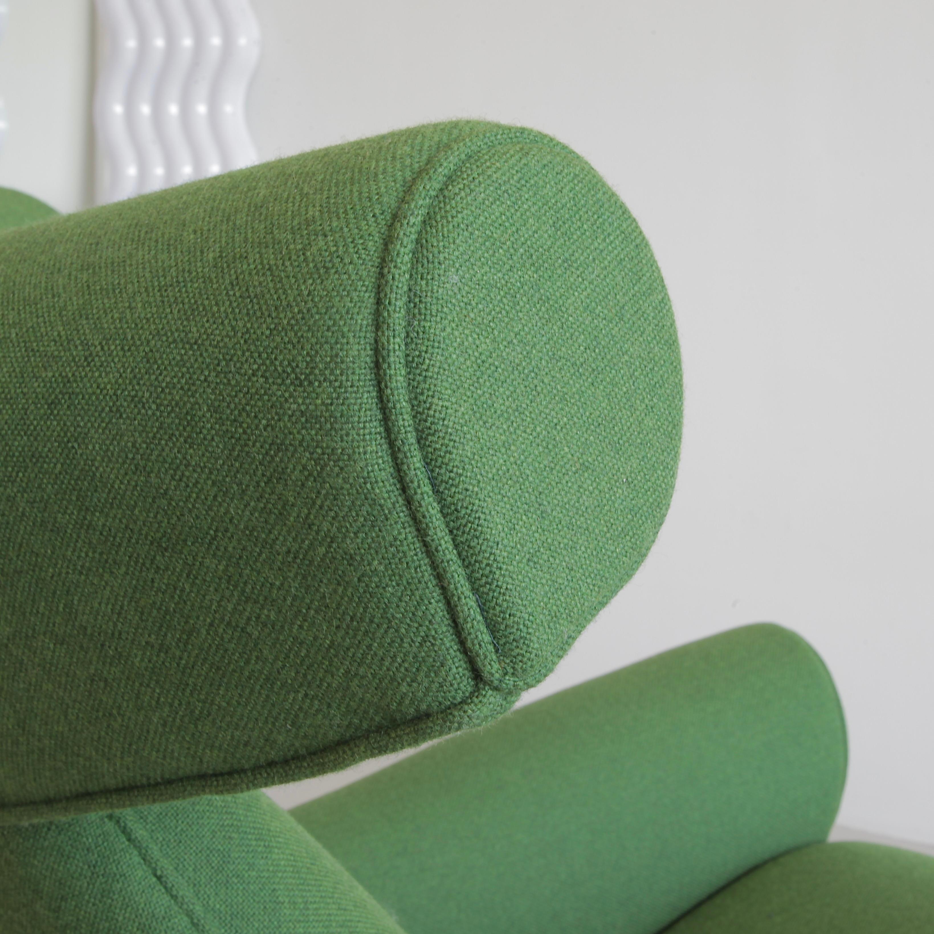 Silla buey vintage AP 46 con reposapiés en tapicería de lana verde reciente y armazón de tubo de acero, de Wegner. Este conjunto del Buey-Silla fue producido por varios fabricantes a lo largo de las últimas décadas; éste es un ejemplar antiguo,
