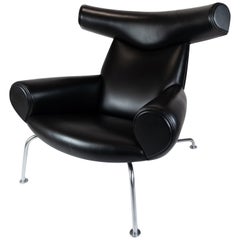 Fauteuil Ox:: modèle EJ 100 tapissé de cuir noir:: par Hans J. Wegner