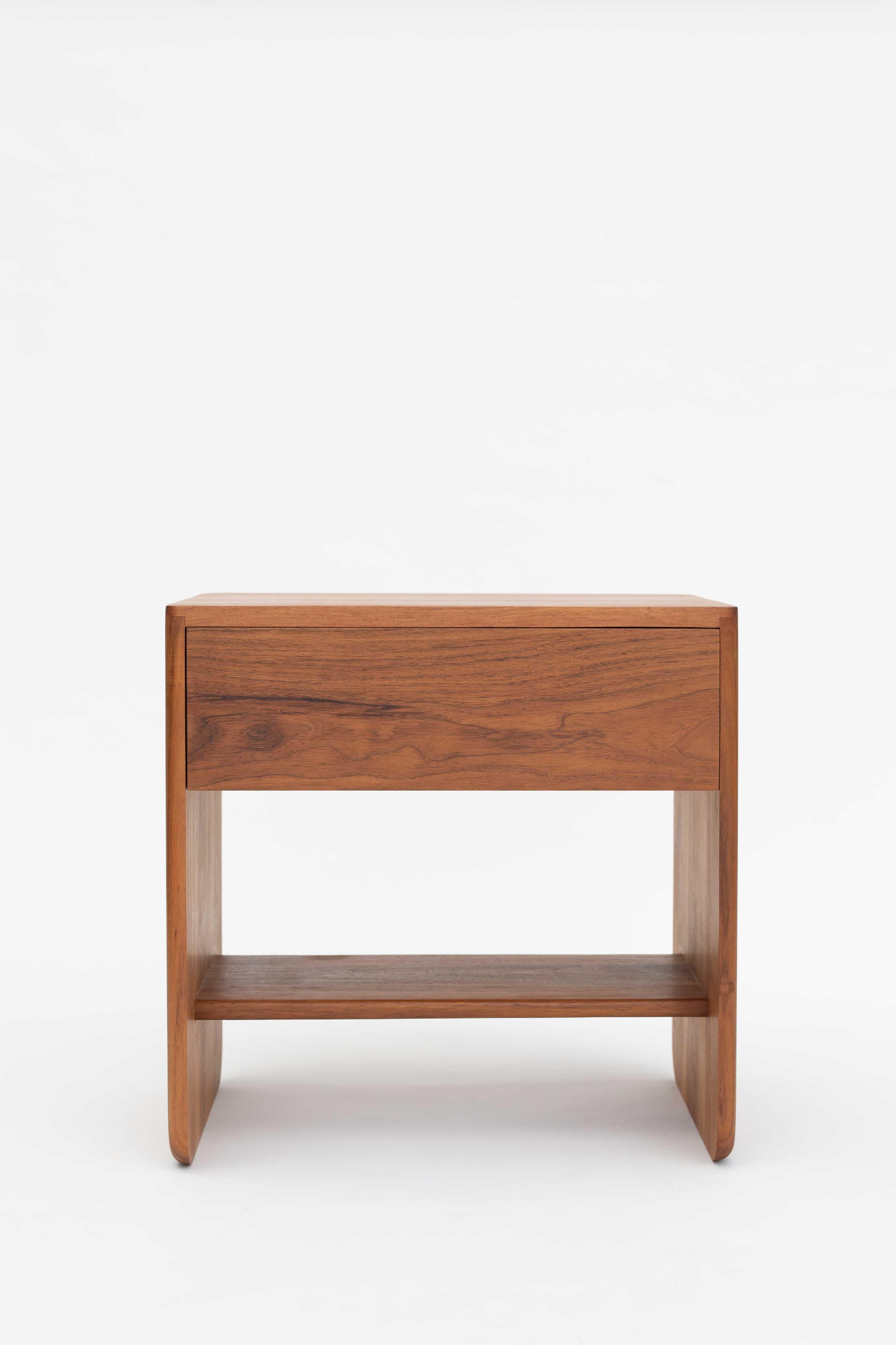 Das schlichte und praktische Design des Nachttischs Ox betont die Schönheit der Maserung und Struktur des Holzes. Die Seitenkanten der Tischplatte sind leicht abgerundet und heben sich dadurch ab, so dass ein Stück mit wunderschön detaillierten