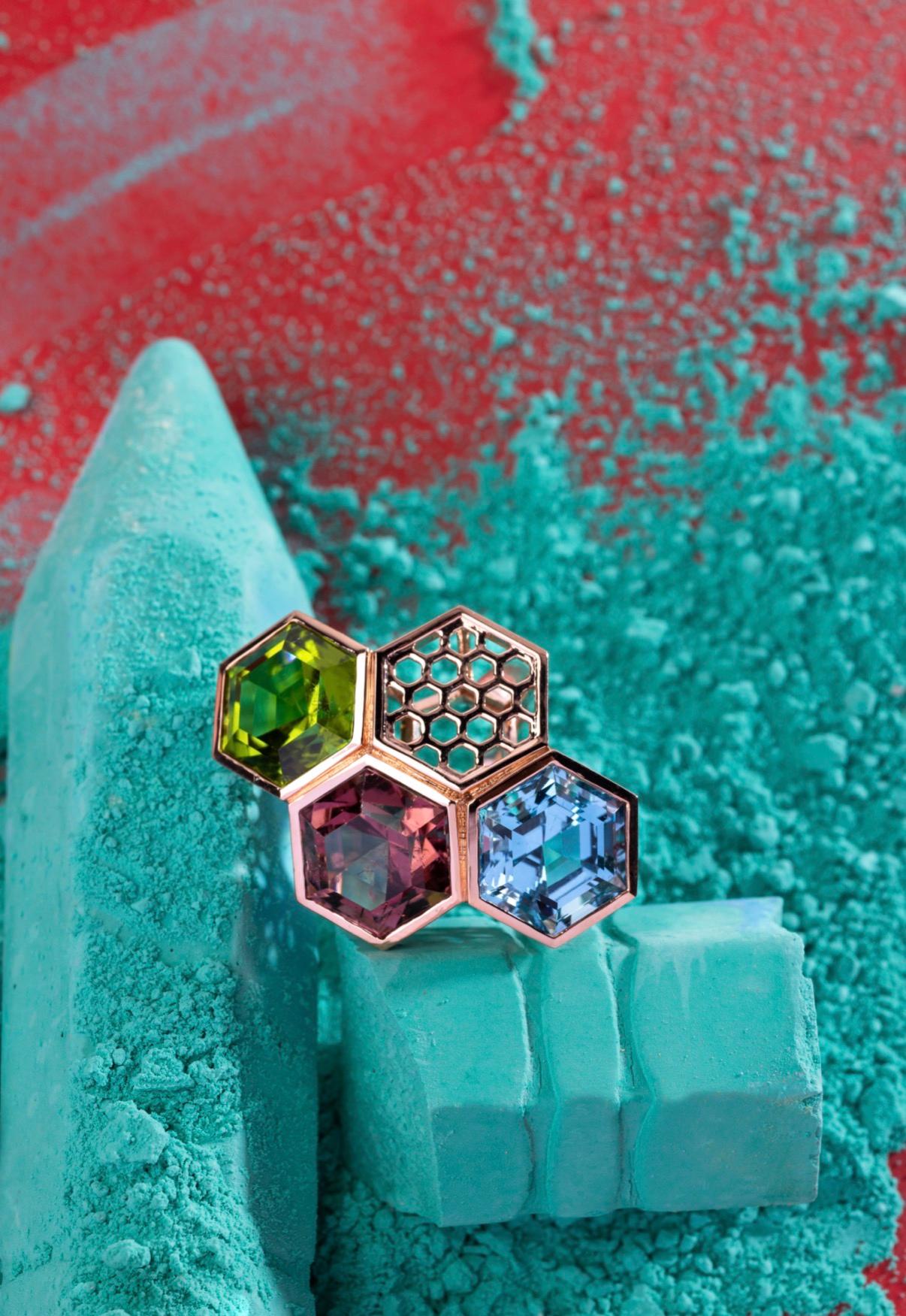 Architektonisch. Kühn. Endlos fesselnd.

Der Oxa Ring zelebriert die Geometrie der Natur durch ein faszinierendes Trio aus speziell geschliffenen sechseckigen natürlichen Edelsteinen - ein ruhiger blauer Topas, ein lebhafter rosa Turmalin und ein