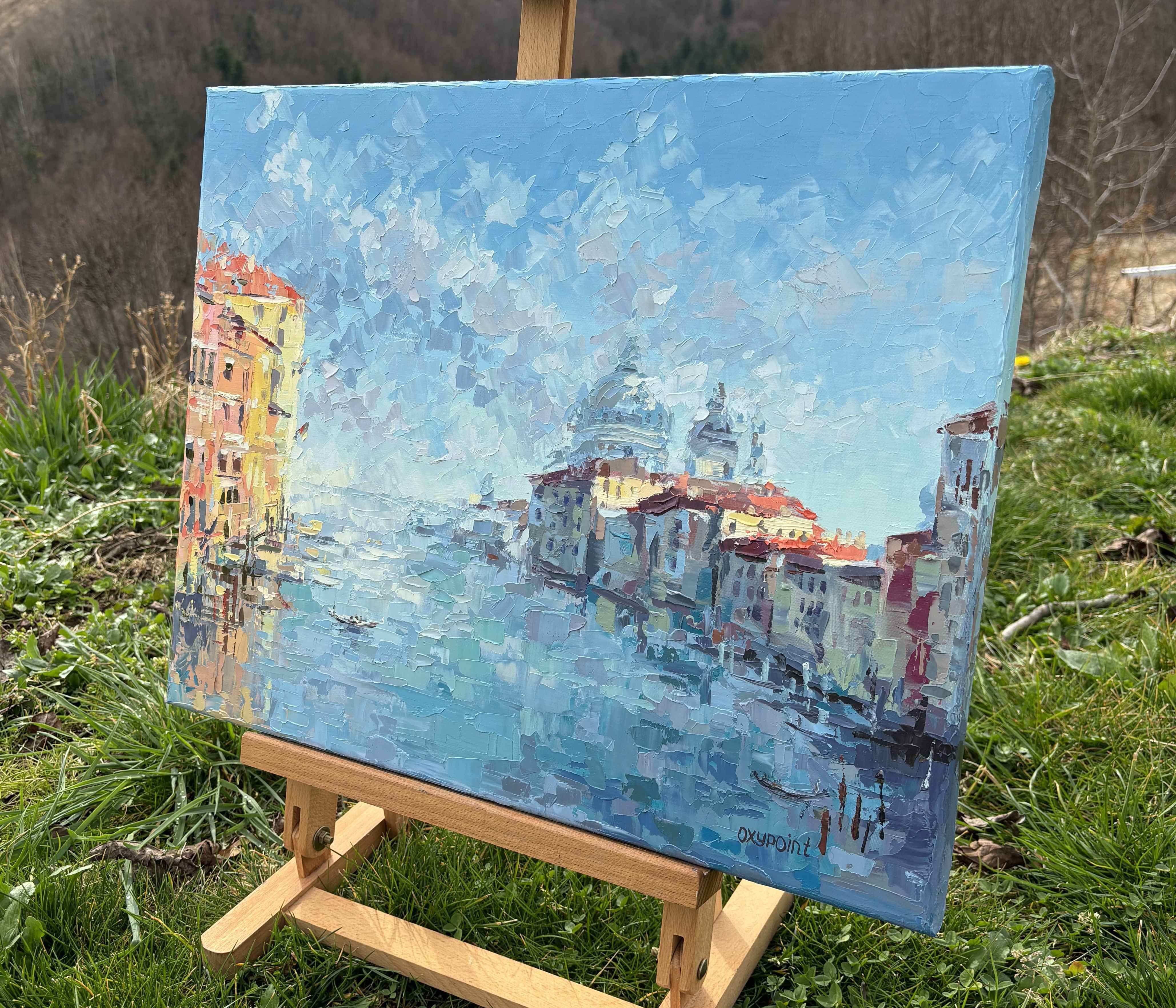 Quando i raggi del sole toccano la superficie dei canali e si riflettono sulle facciate colorate delle case, la città si riempie di un'affascinante luce calda. In questo momento, Venezia rivela tutta la sua bellezza. Le tende nebbiose si dissolvono,