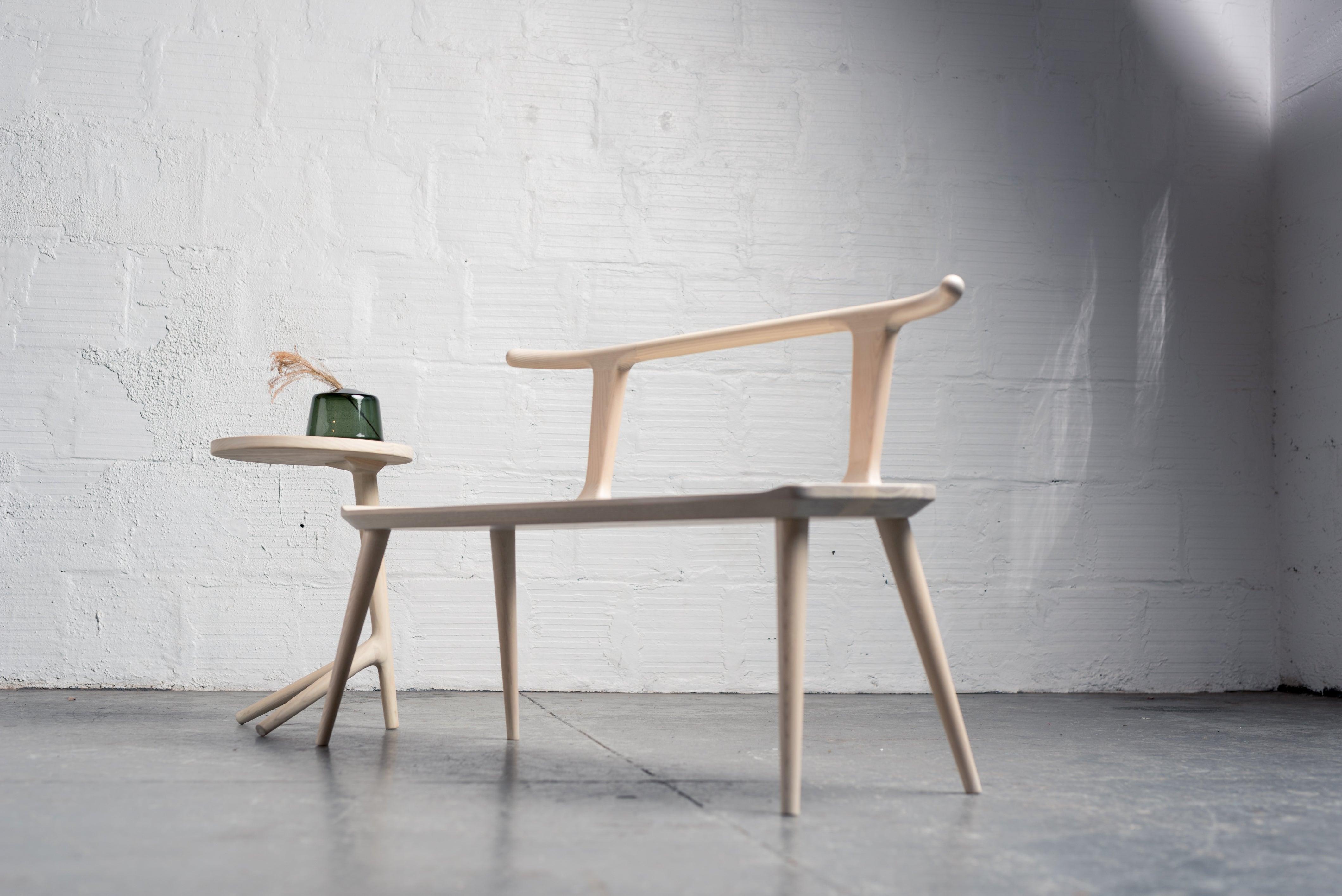 Ce banc d'entrée, conçu par Justin Nelson pour Fernweh Woodworking, est issu de la chaise de salle à manger Oxbend, qui a également donné naissance à un tabouret de bar assorti. La collection Oxbend est née du désir de créer des sièges confortables,