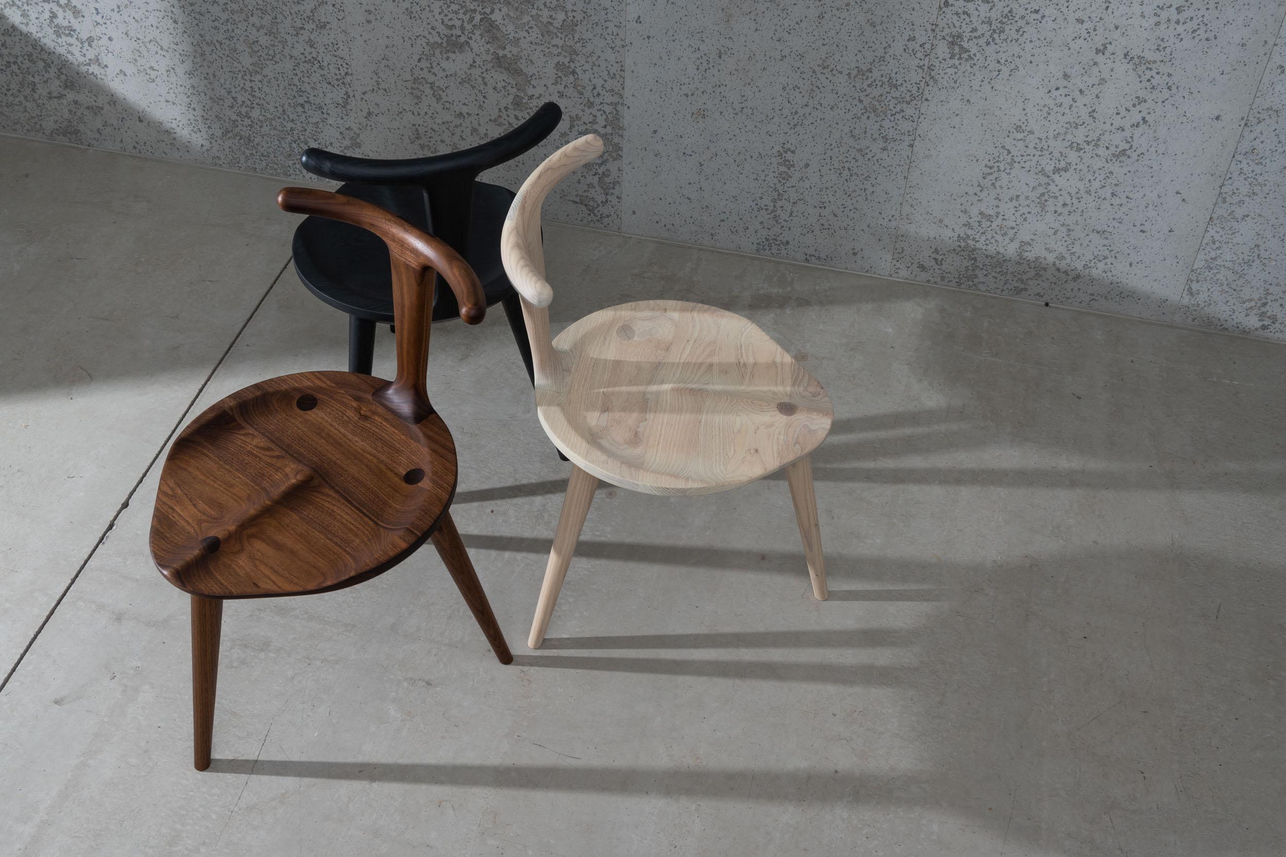 Moderne Chaise Oxbend à 3 pieds, assise de salle à manger en bois de noyer par Fernweh Woodworking en vente