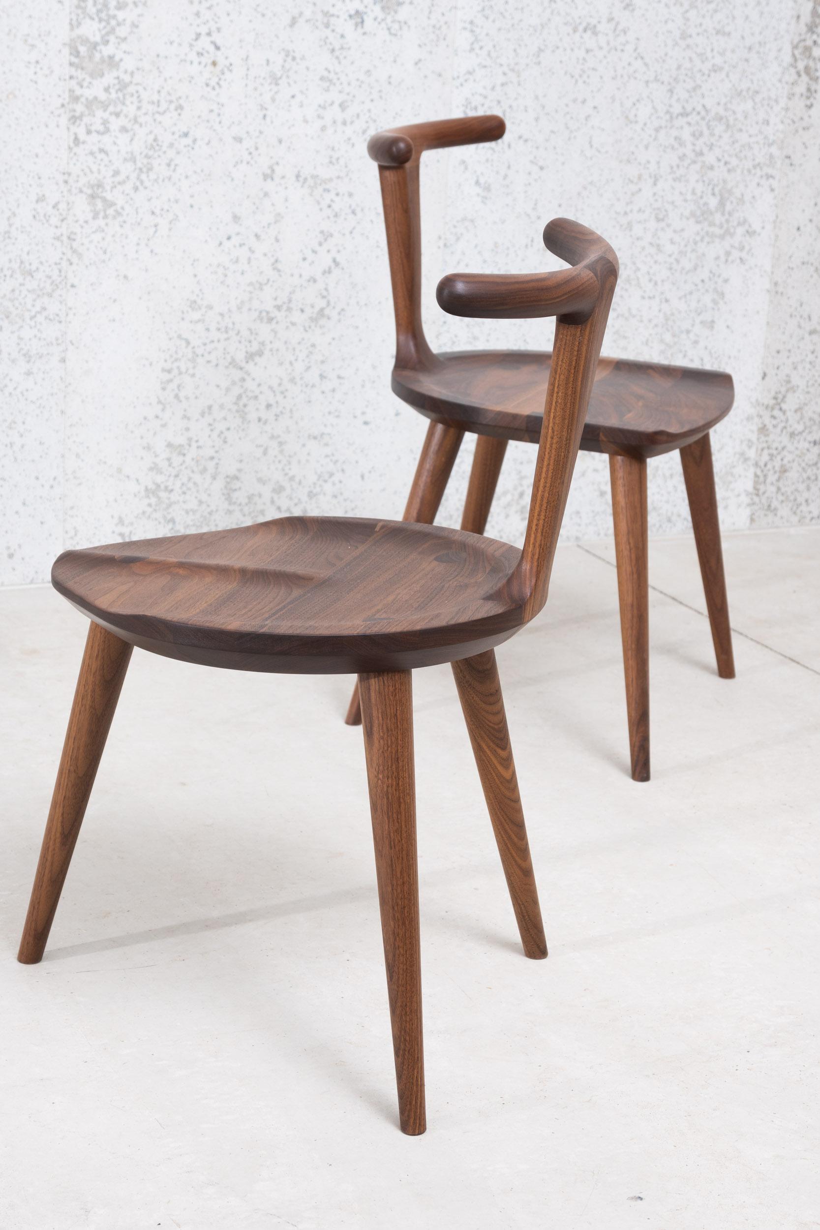 Chaise Oxbend à 3 pieds, assise de salle à manger en bois de noyer par Fernweh Woodworking en vente 1