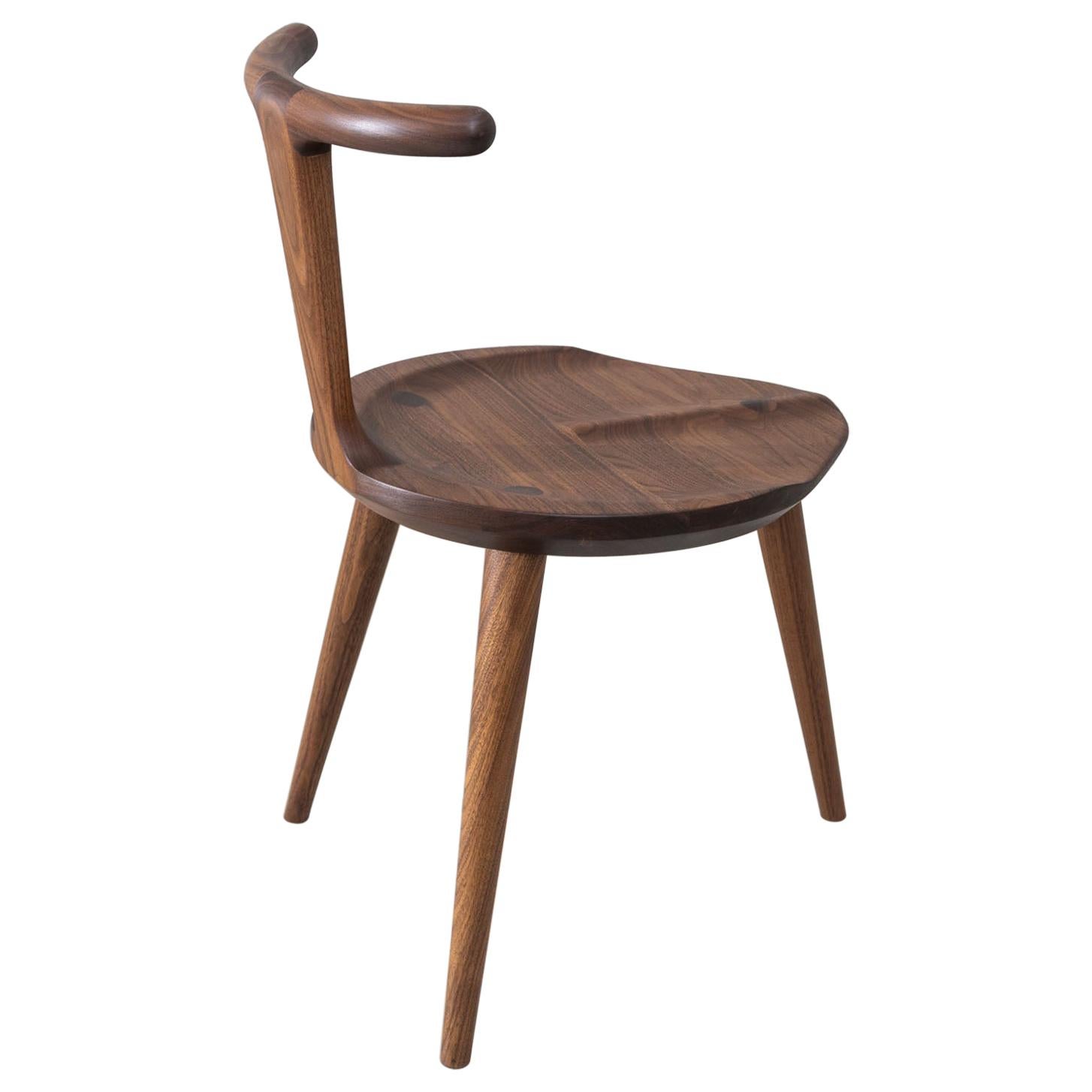 Chaise Oxbend à 3 pieds, assise de salle à manger en bois de noyer par Fernweh Woodworking en vente