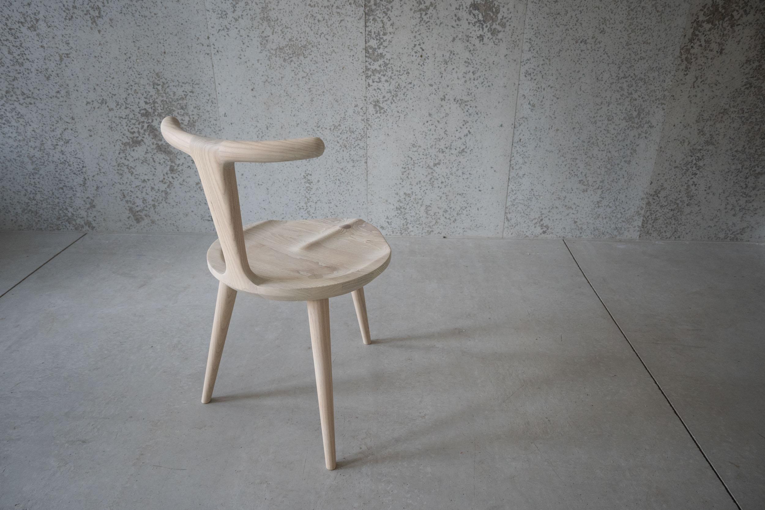 XXIe siècle et contemporain Chaise Oxbend à 3 pieds, assise de salle à manger en bois de frêne blanc par Fernweh Woodworking en vente