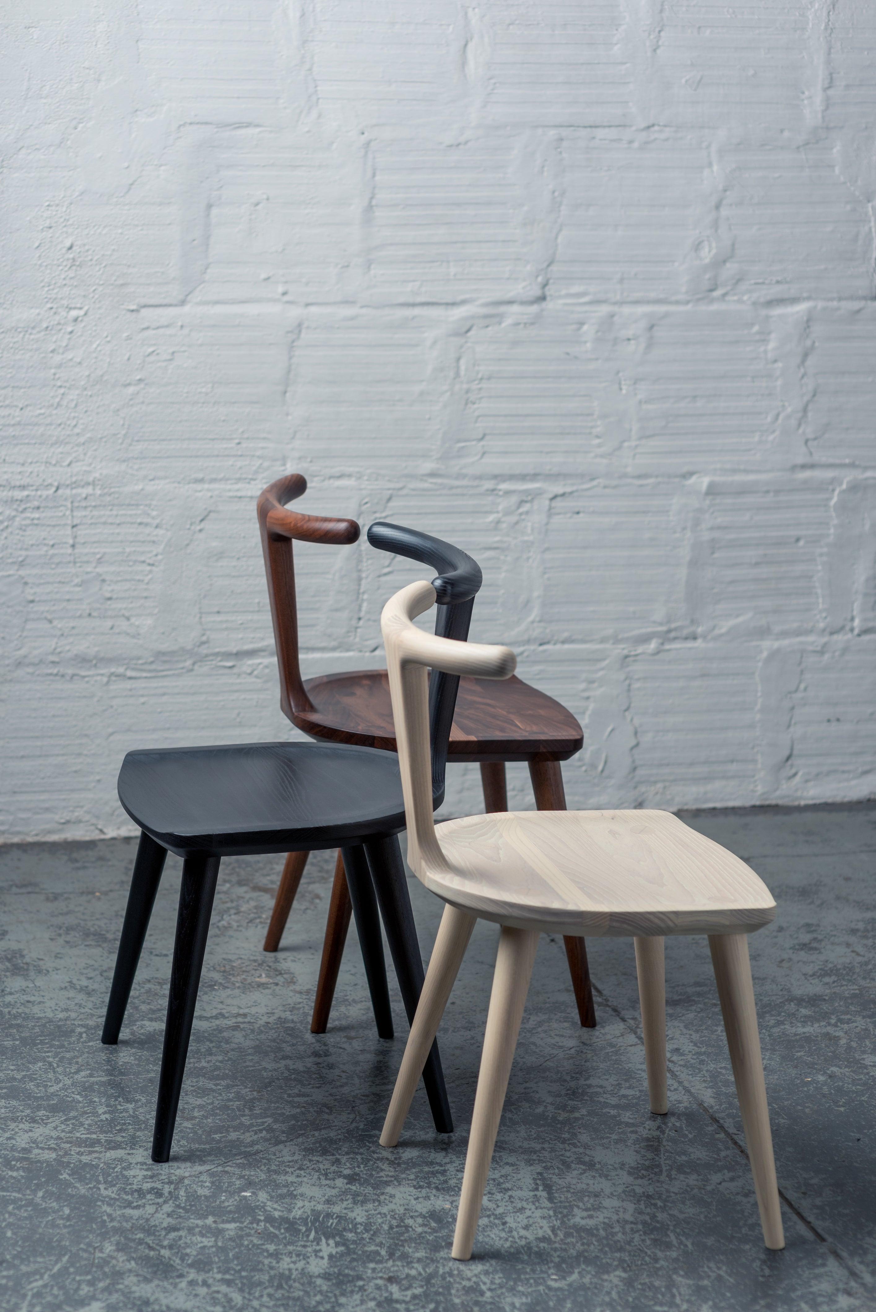 Inspiration originale de toute la collection Oxbend, cette chaise de salle à manger moderne a été conçue par Justin Nelson pour Fernweh Woodworking. Née du désir de créer une chaise de salle à manger confortable, organique et élégante dans sa