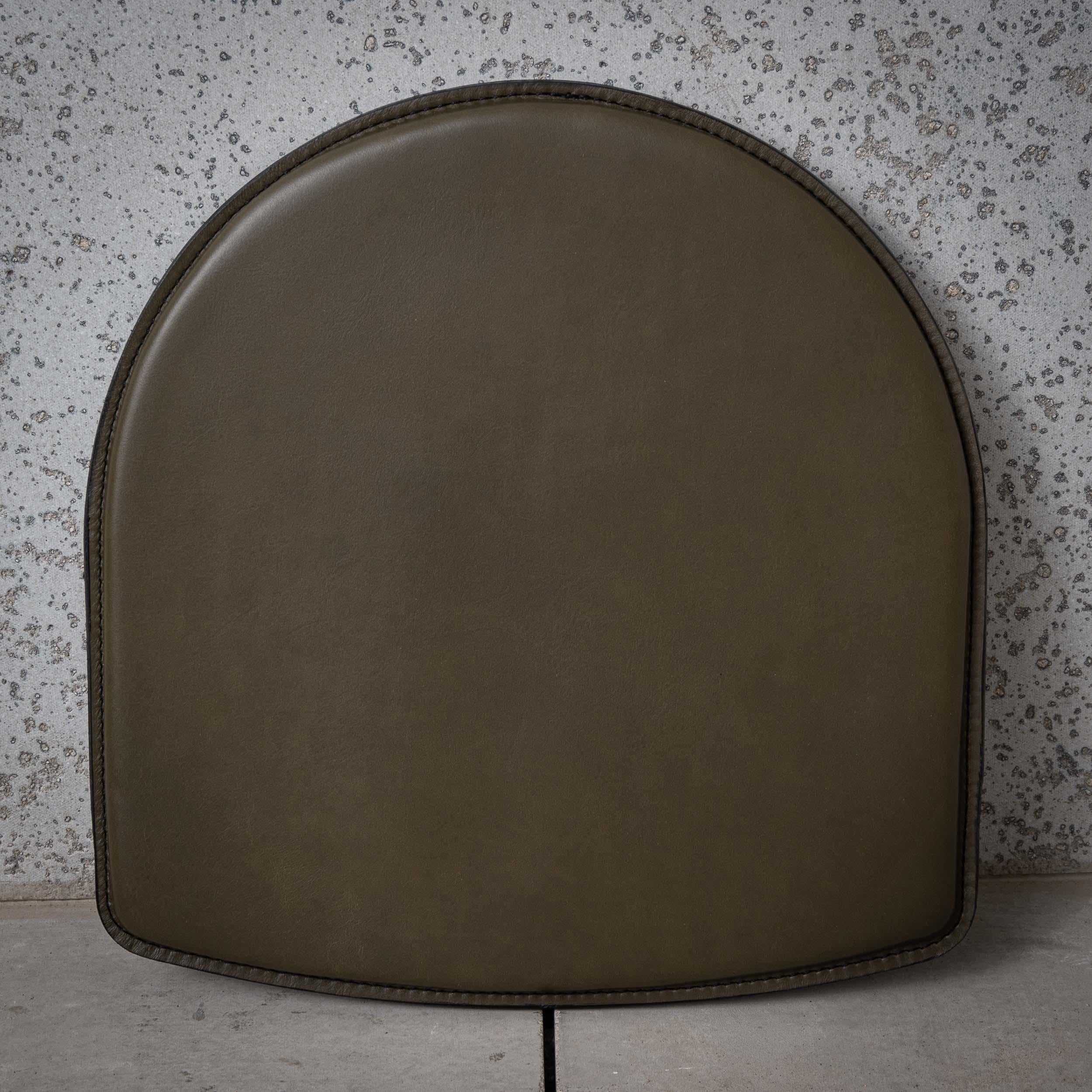 Oxbend Leather Seat Pad for the 5' Oxbend Bench For Sale 8