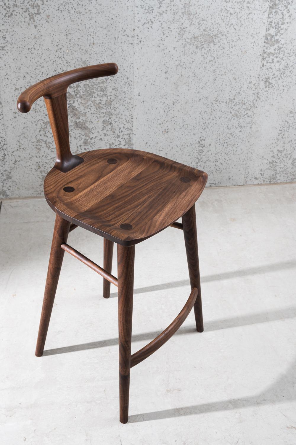Oxbend-Hocker, Bar- oder Arbeitsstuhl aus Nussbaumholz (Skandinavische Moderne) im Angebot