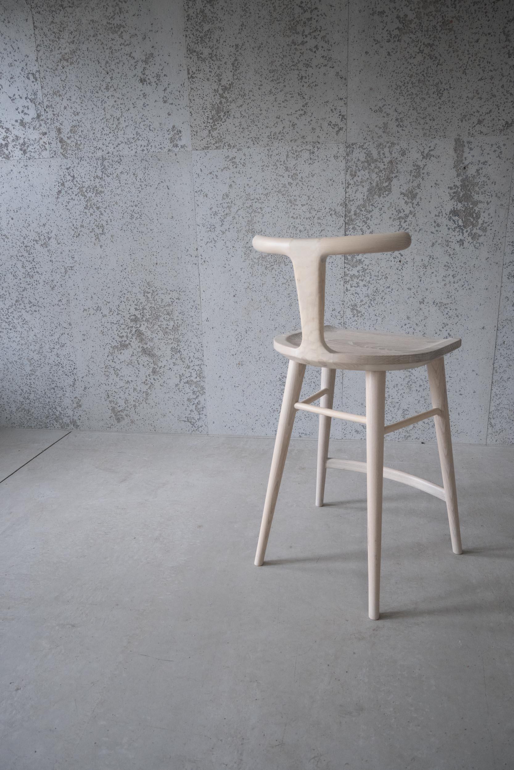 This bar stool, designed by Justin Nelson for Fernweh Woodworking, evolved out of the Oxbend dining chair. The Oxbend collection was born from a desire to create seating that is comfortable, organic, and elegant in its simplicity. This Oxbend stool