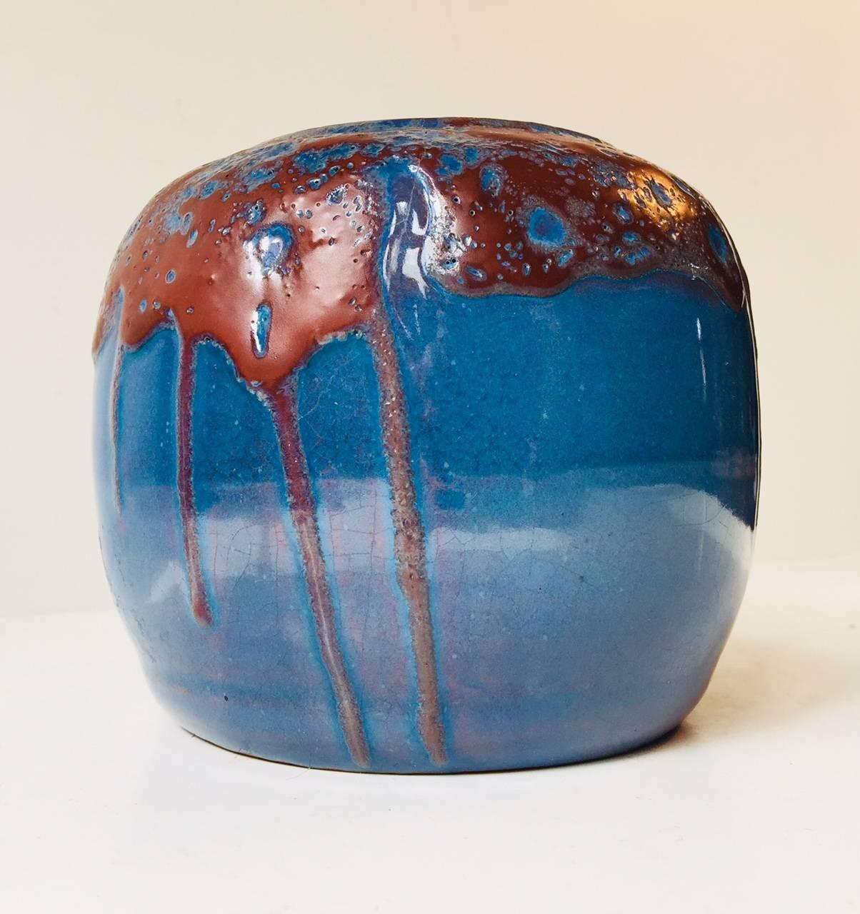 Vase en poterie scandinave décoré d'une glaçure principale flambée bleu violet et d'une glaçure de surglaçage ou de dégoulinade rouge sang de boeuf. Céramiste scandinave non identifié : EHP et son daté 1936. Le style de cette pièce rappelle le Chien