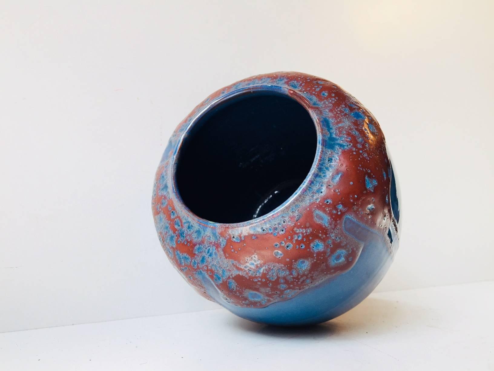 Art déco Vase en poterie émaillée Art Déco flambé bleu et sang de boeuf:: Scandinavie:: 1936 en vente