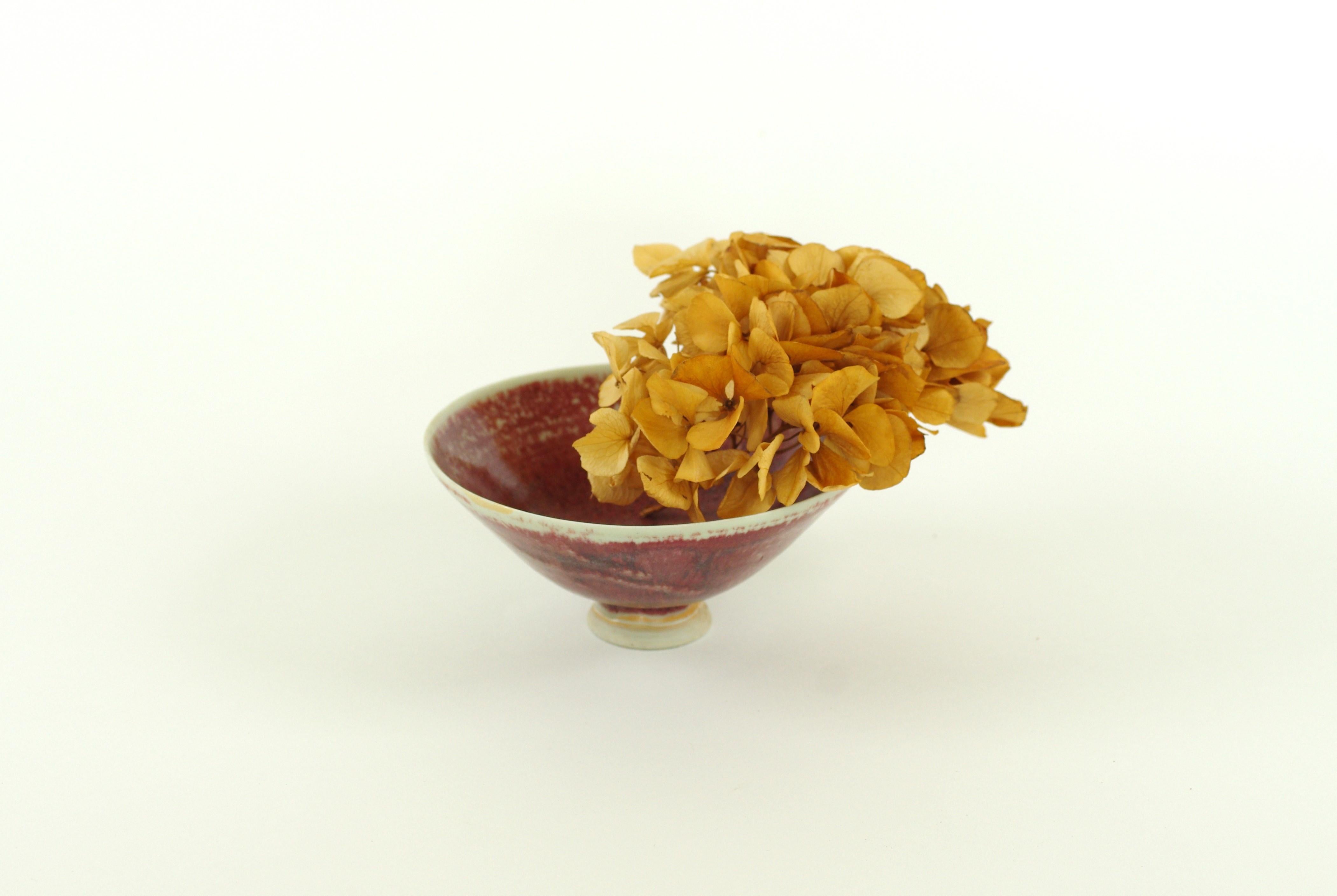 Beschreibung des Produkts:
Diese zarte Schale mit kleinem Fuß ist sowohl in Form als auch in Farbe wunderschön. Die dunkelrote, ochsenblutrote Farbe im Kontrast zu gebrochenem Weiß (sogar helles Pistazienrot) ist sehr angenehm für das Auge. Die