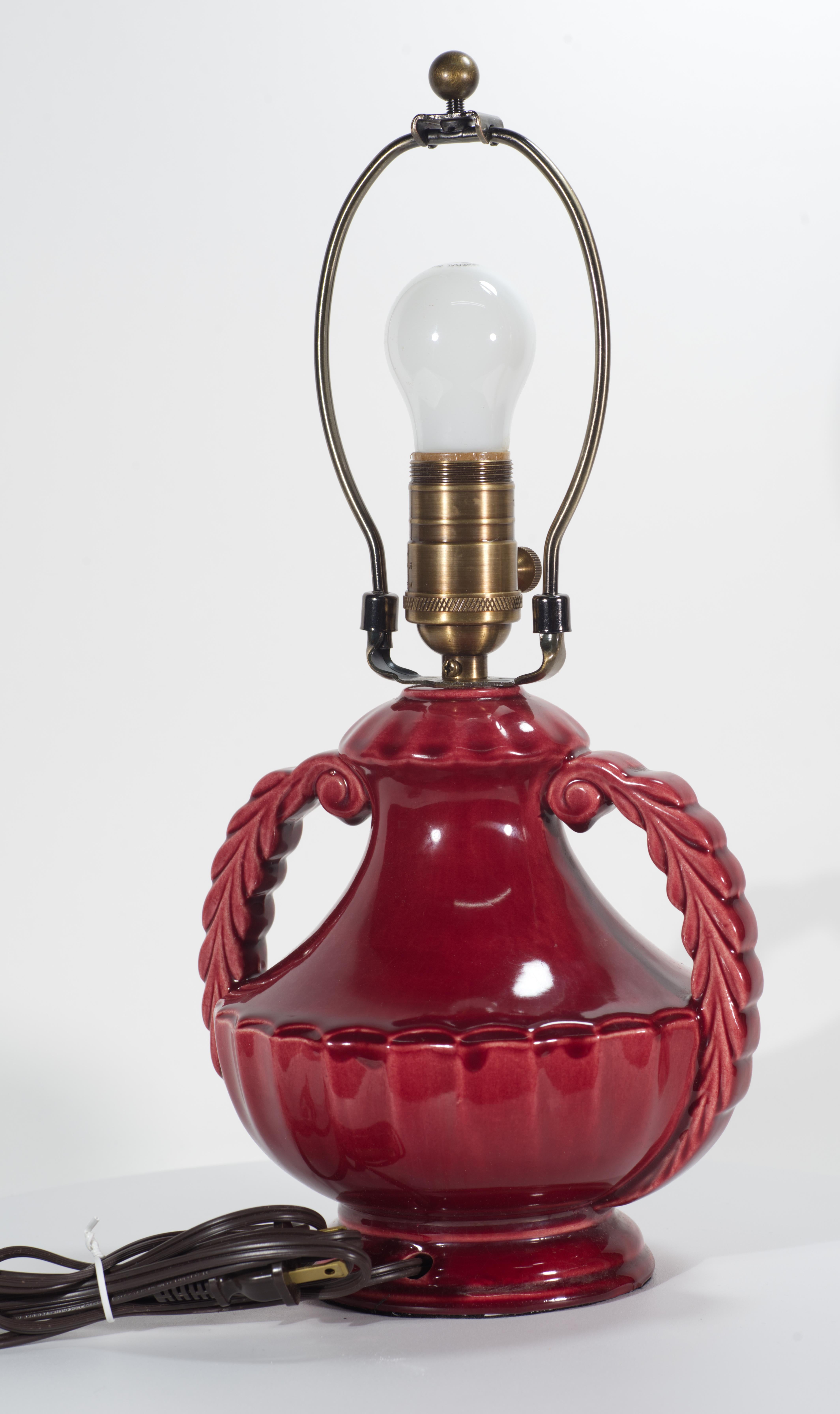 Lámpara de Sobremesa de Cerámica Rojo Burdeos Art Decó Años 40 Estadounidense en venta