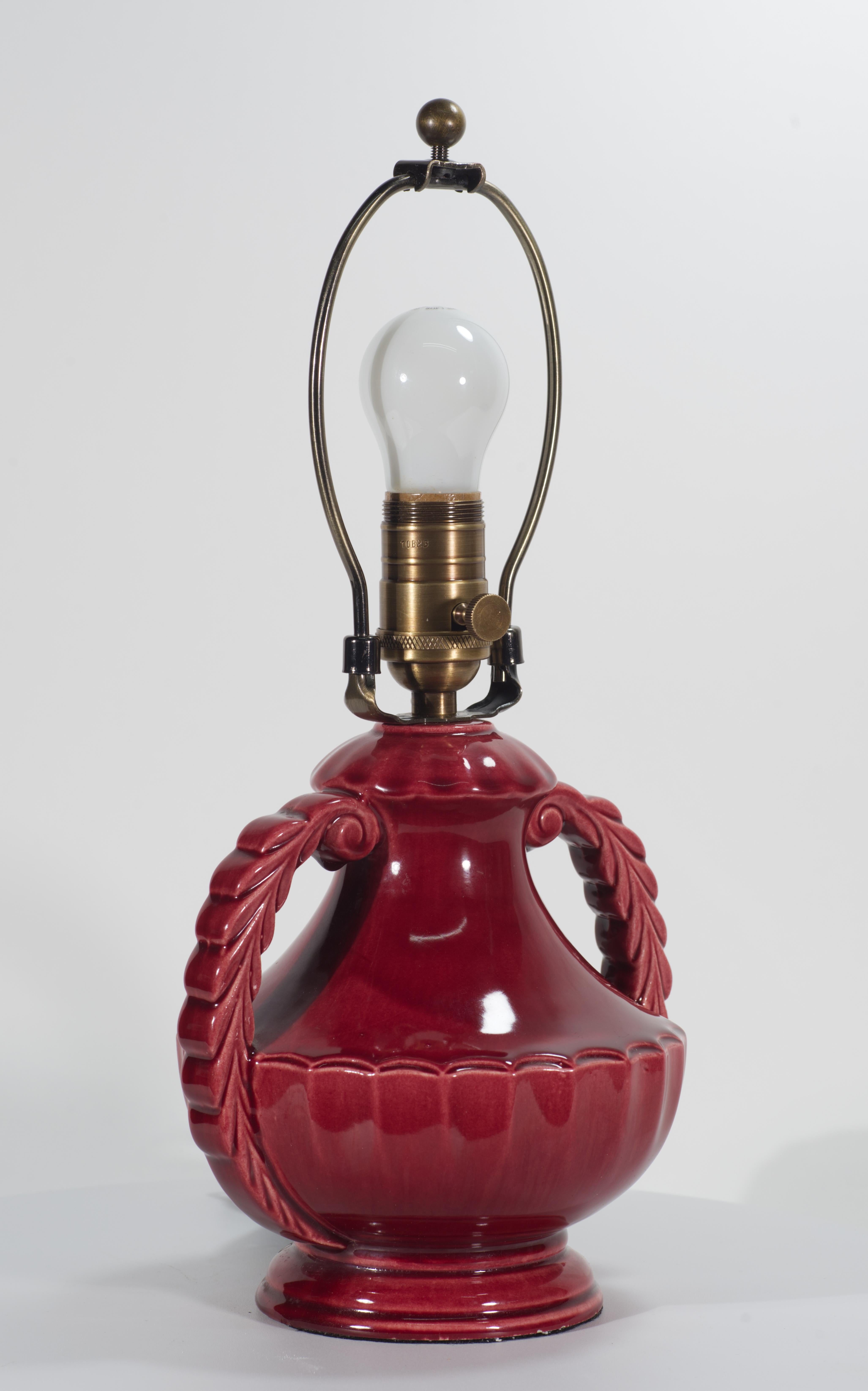 Lámpara de Sobremesa de Cerámica Rojo Burdeos Art Decó Años 40 Hecho a mano en venta