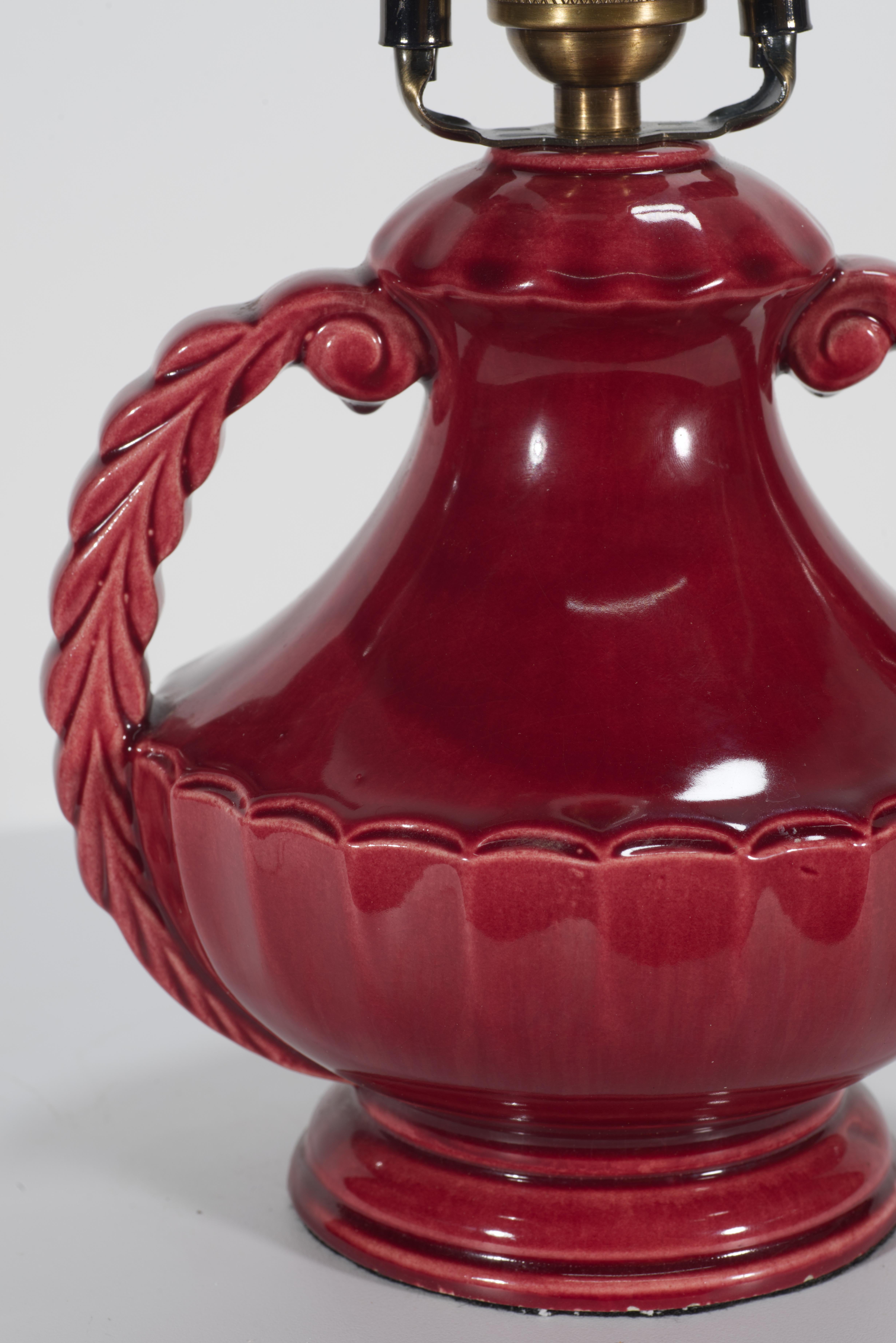Lámpara de Sobremesa de Cerámica Rojo Burdeos Art Decó Años 40 siglo XX en venta