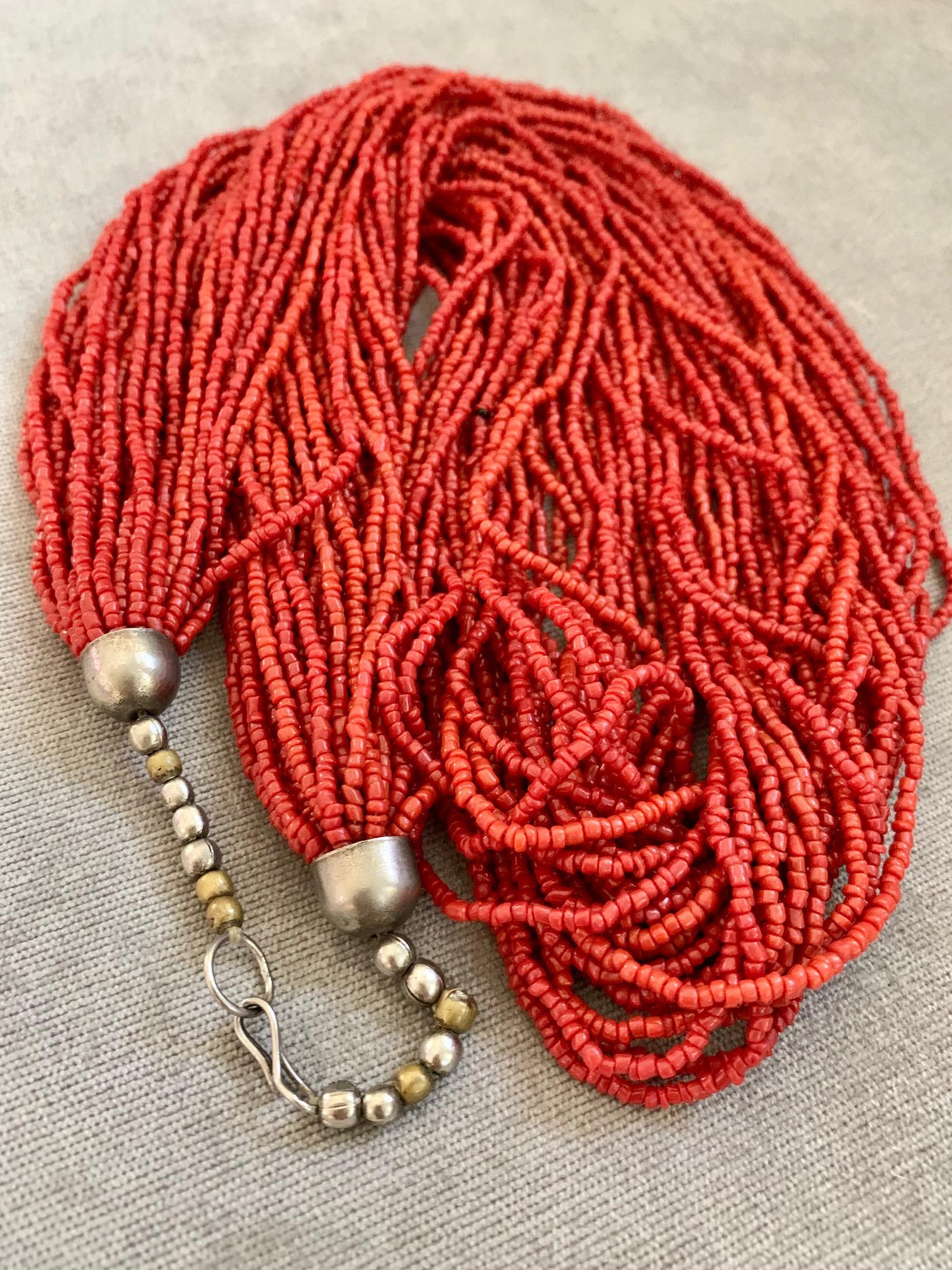Diese 30-strängige Oxblood Coral-Halskette ist ein echter Hingucker:: wenn Sie sie tragen.  Die Perlen messen 2::5 mm.  Die Halskette ist 30