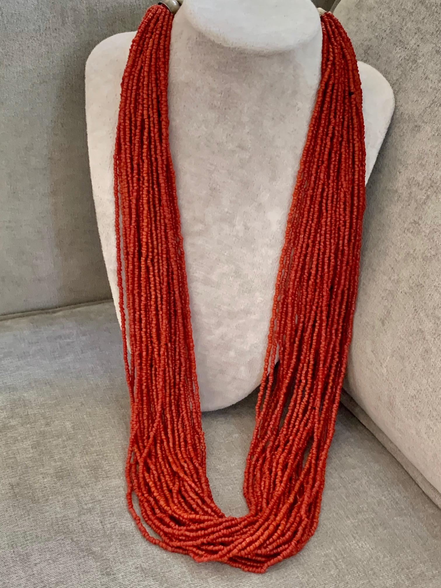 Oxblood Korallen Perlen Multi-Strand Halskette im Zustand „Gut“ in St. Louis Park, MN