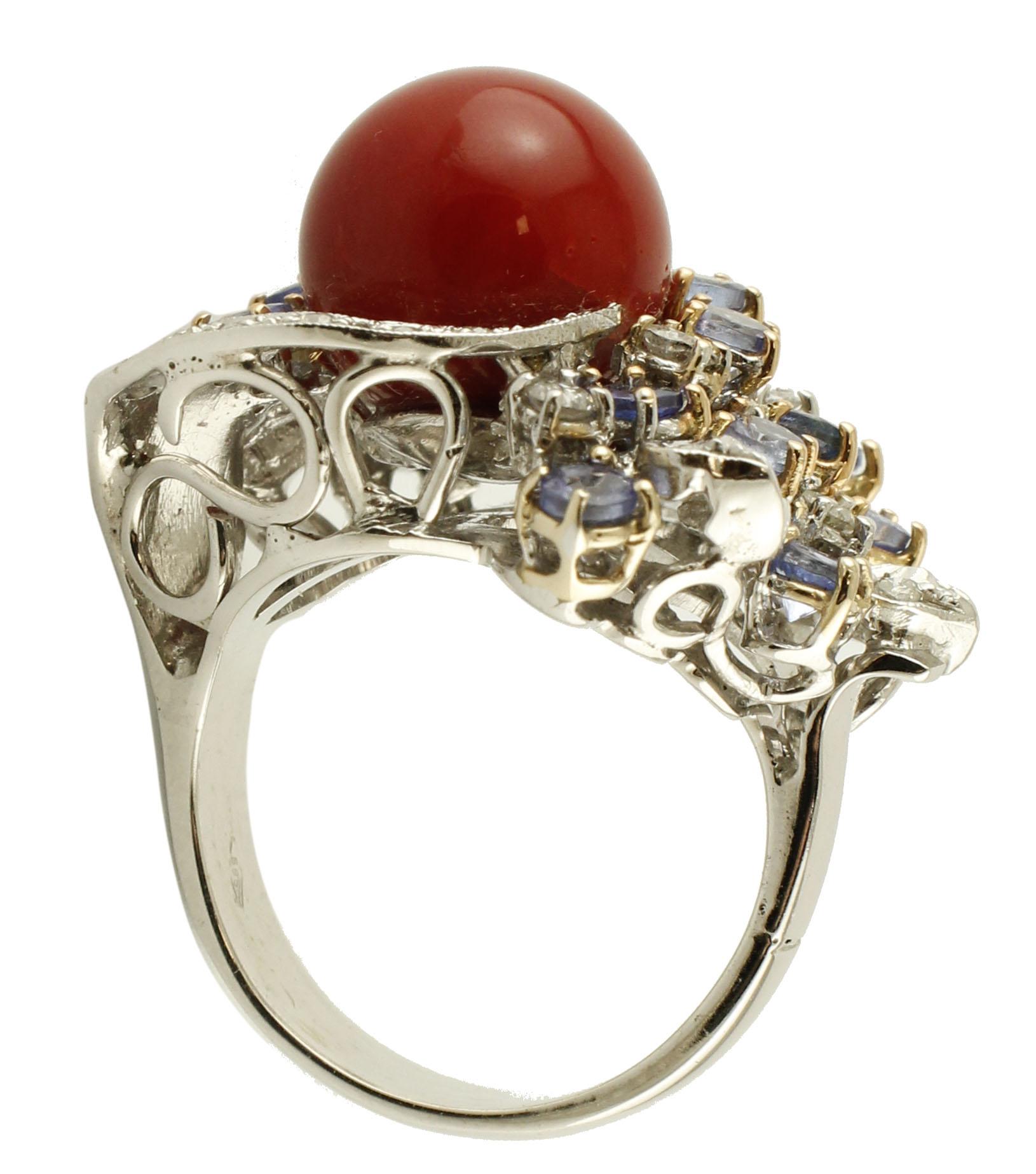 Coral, Blue Sapphires, Diamonds, 14 Karat White Gold Cocktail Ring In New Condition In Marcianise, Marcianise (CE)