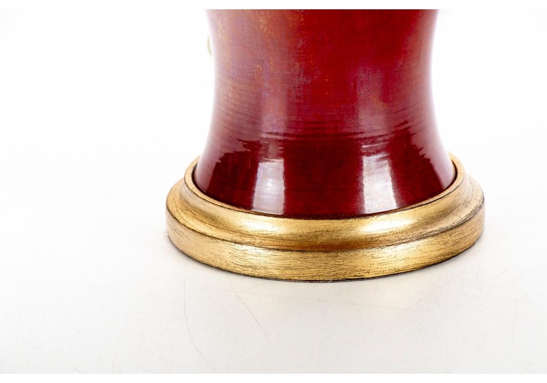 Oxblood Tischlampe aus glasierter Keramik mit Vase im Angebot 1