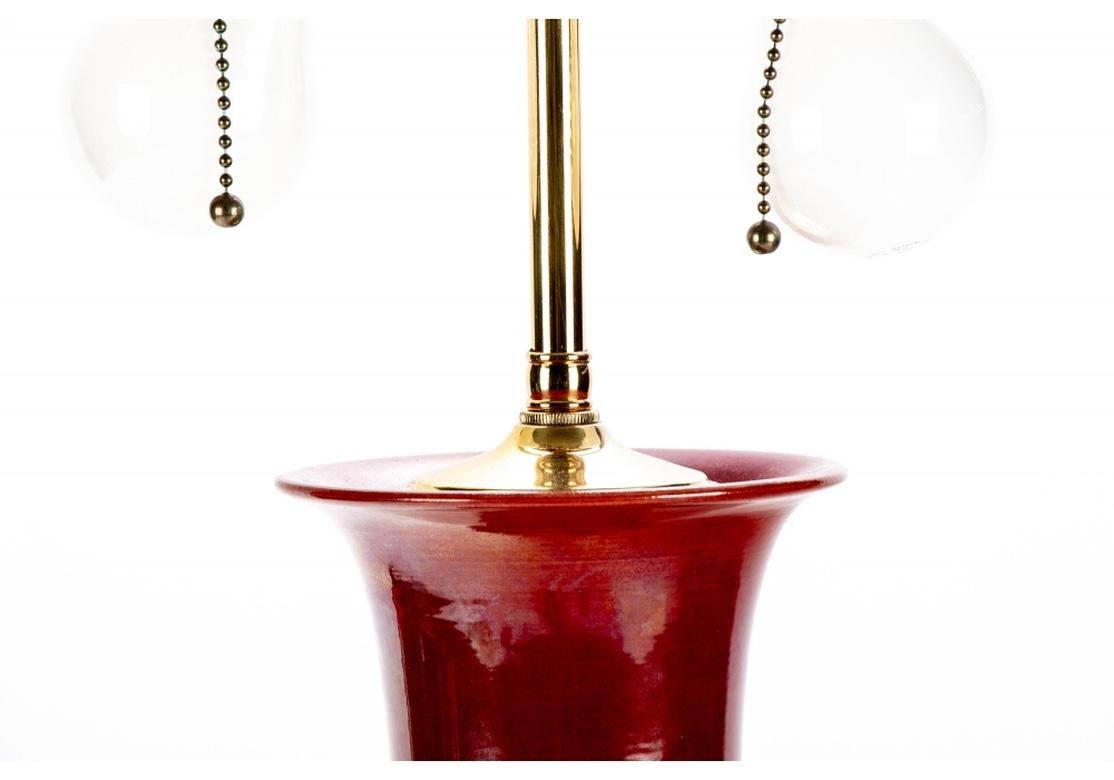 Oxblood Tischlampe aus glasierter Keramik mit Vase im Angebot 2