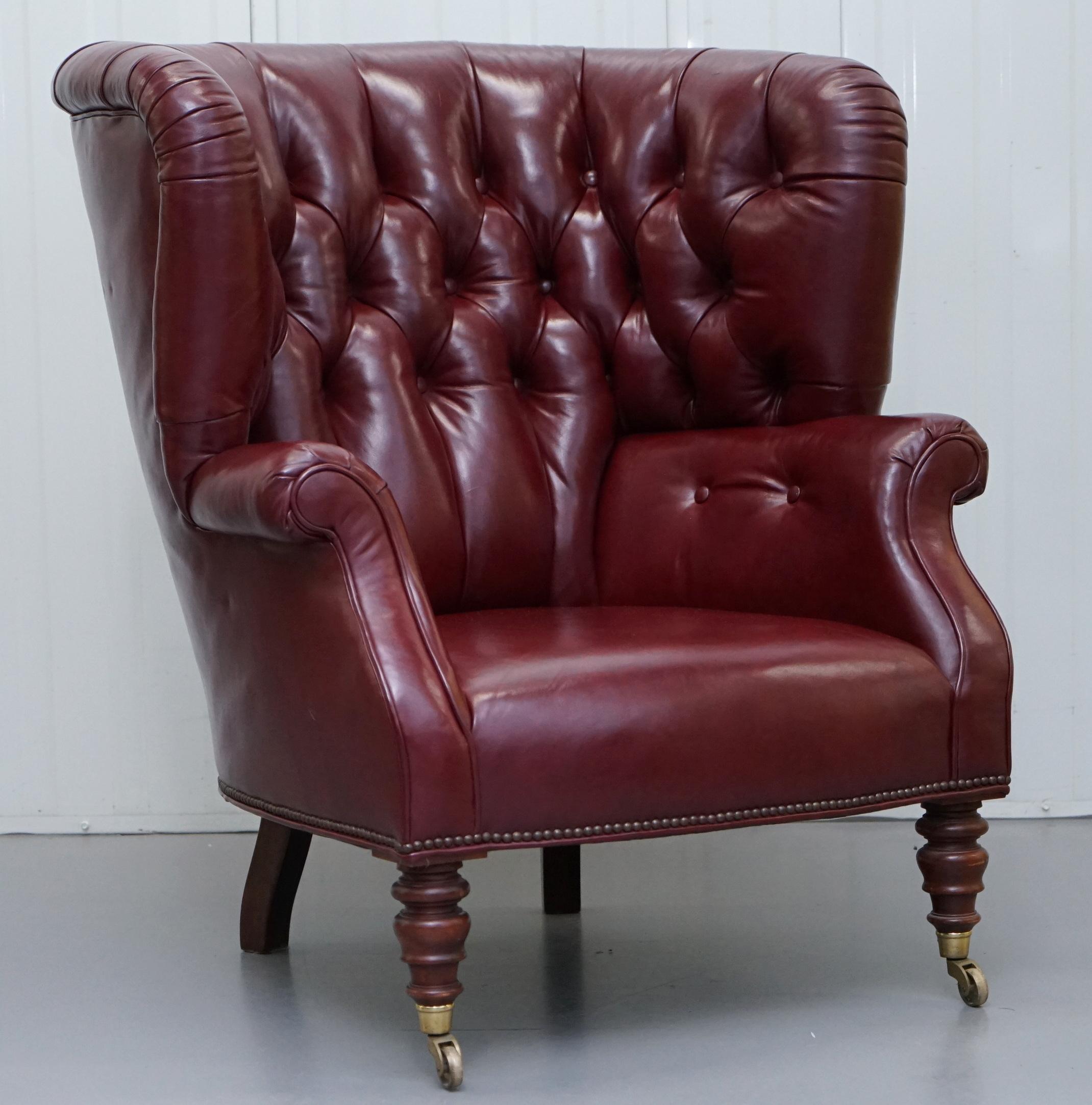 Wir sind erfreut, diese atemberaubende Original Baker Furniture Oxblood Leder Porters Barrel zurück Sessel

Ein sehr gut aussehender, dekorativer und bequemer Sessel, das Leder ist weich und dezent, das Holz handgebeizt und französisch