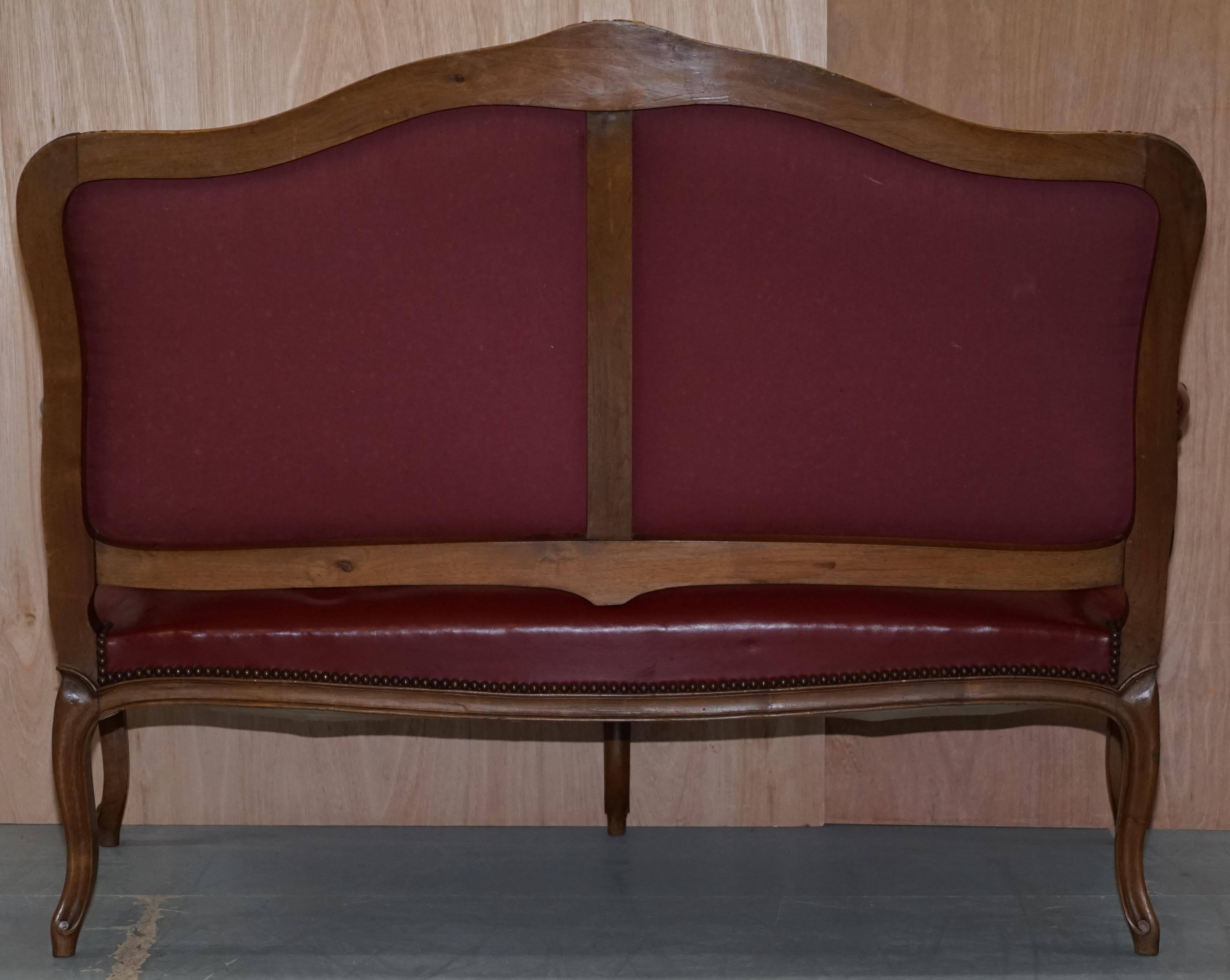 Oxblood Leder Französisch Louis XV Stil Salon Suite Nussbaum Sessel &amp;amp; Sofa Settee im Angebot 7