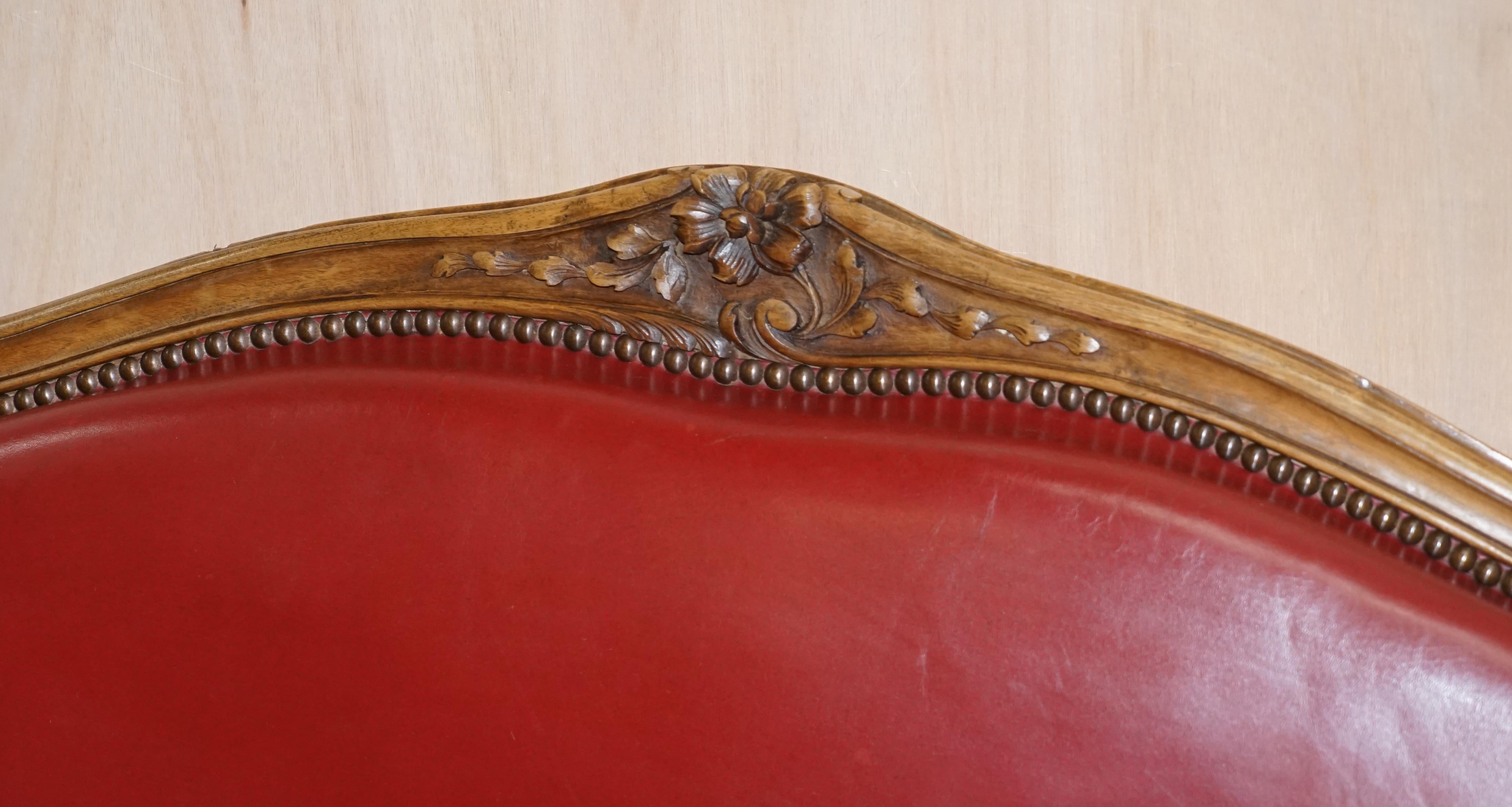 Oxblood Leder Französisch Louis XV Stil Salon Suite Nussbaum Sessel &amp;amp; Sofa Settee im Angebot 1