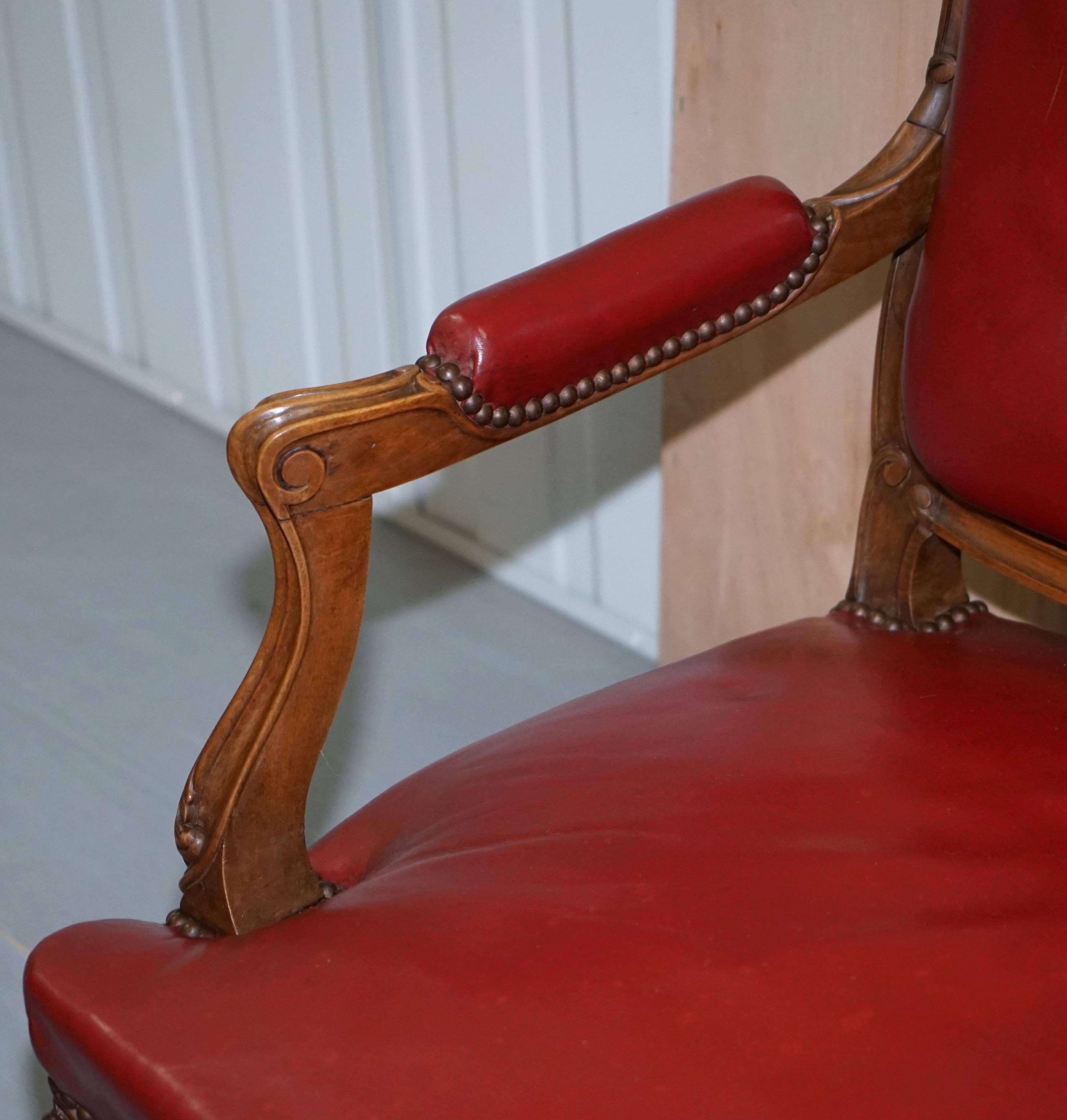 Oxblood Leder Französisch Louis XV Stil Salon Suite Nussbaum Sessel &amp;amp; Sofa Settee im Angebot 4