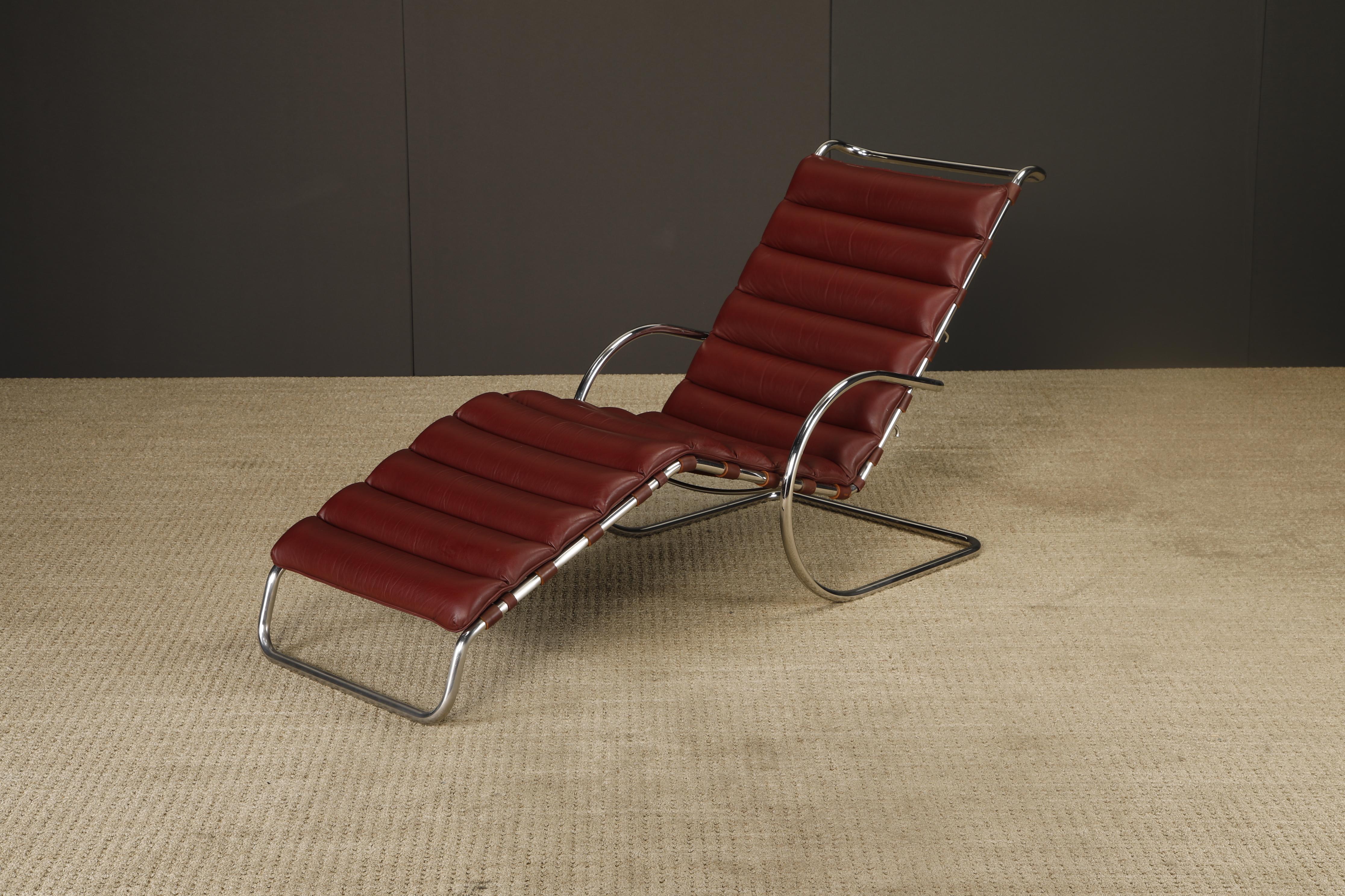 Un exemple magnifiquement préservé de l'emblématique chaise longue MR, conçue à l'origine par Ludwig Mies van der Rohe en 1927 et produite par la suite par Knoll International. Cette pièce particulière est attribuée à la production de Knoll du