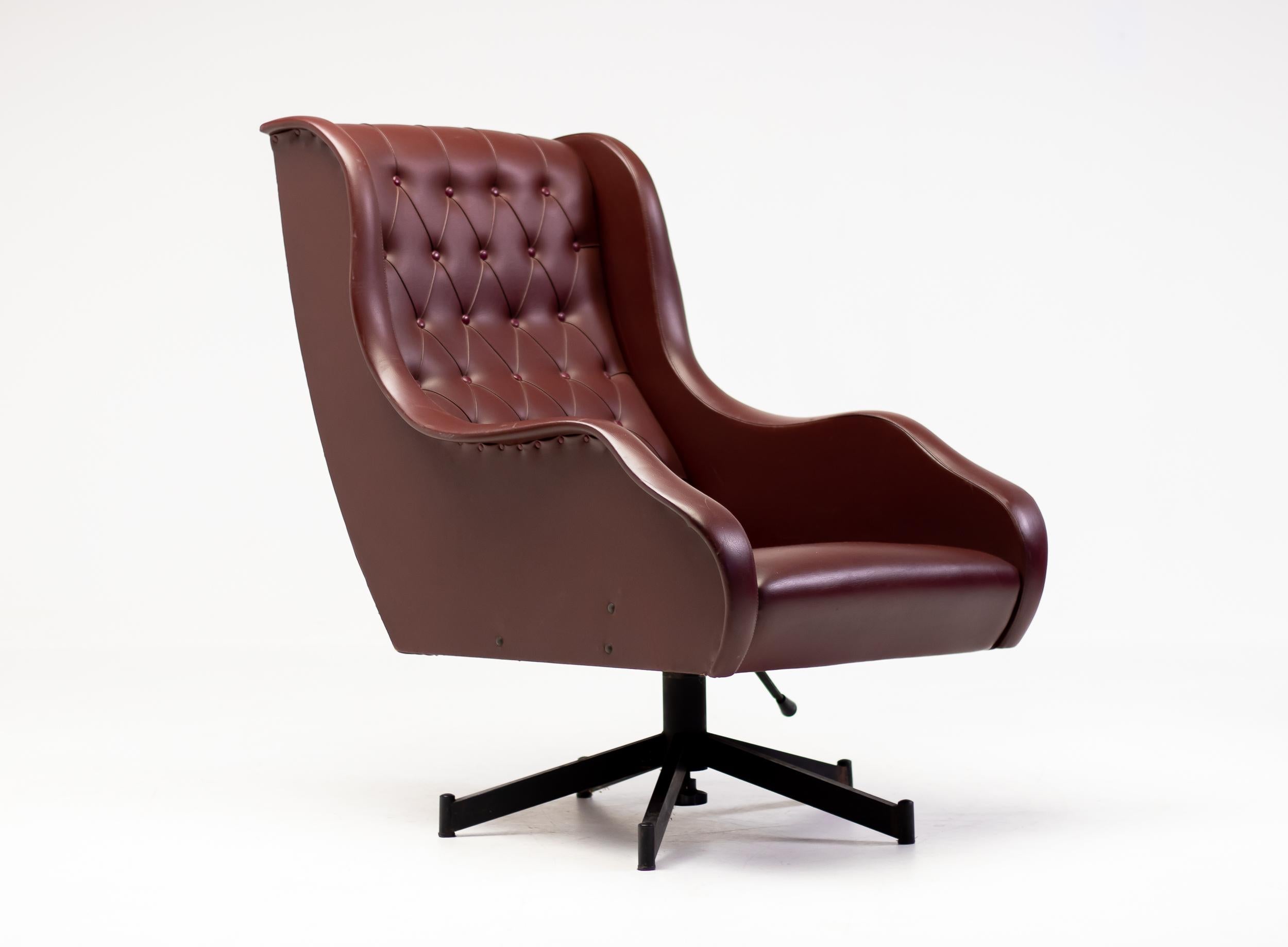 Very comfortable early 1960s lounge chair with adjustable tilt mechanism.
The design of this chair, a Naugahyde upholstery over a steel structure, was very innovative at the time and is adopted from the automobile industry. Attributed to Osvaldo